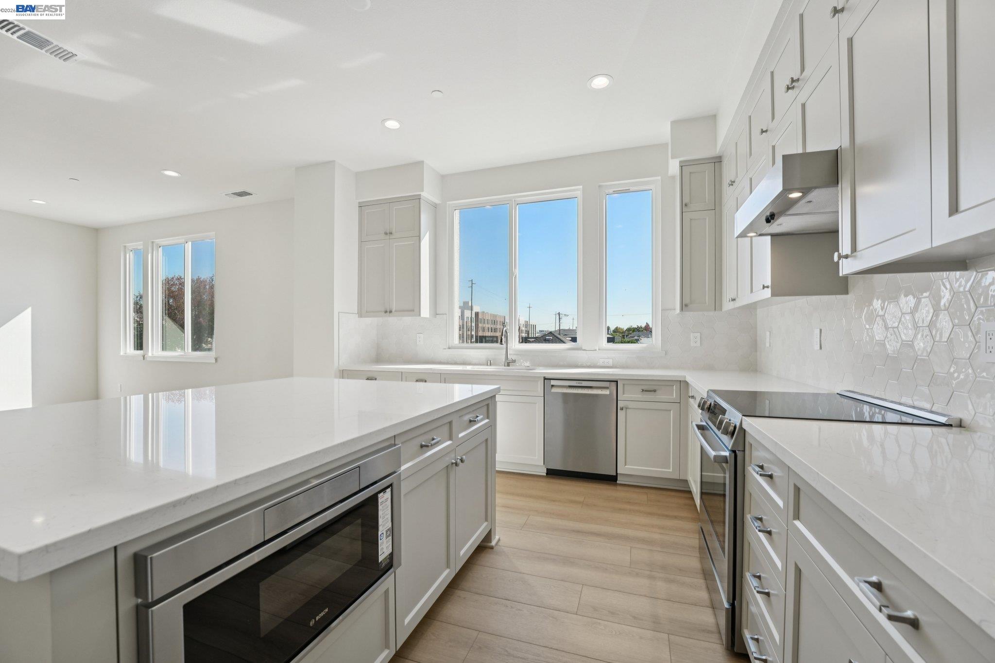 Detail Gallery Image 26 of 50 For 1933 Grand Street, Alameda,  CA 94501 - 3 Beds | 3/1 Baths