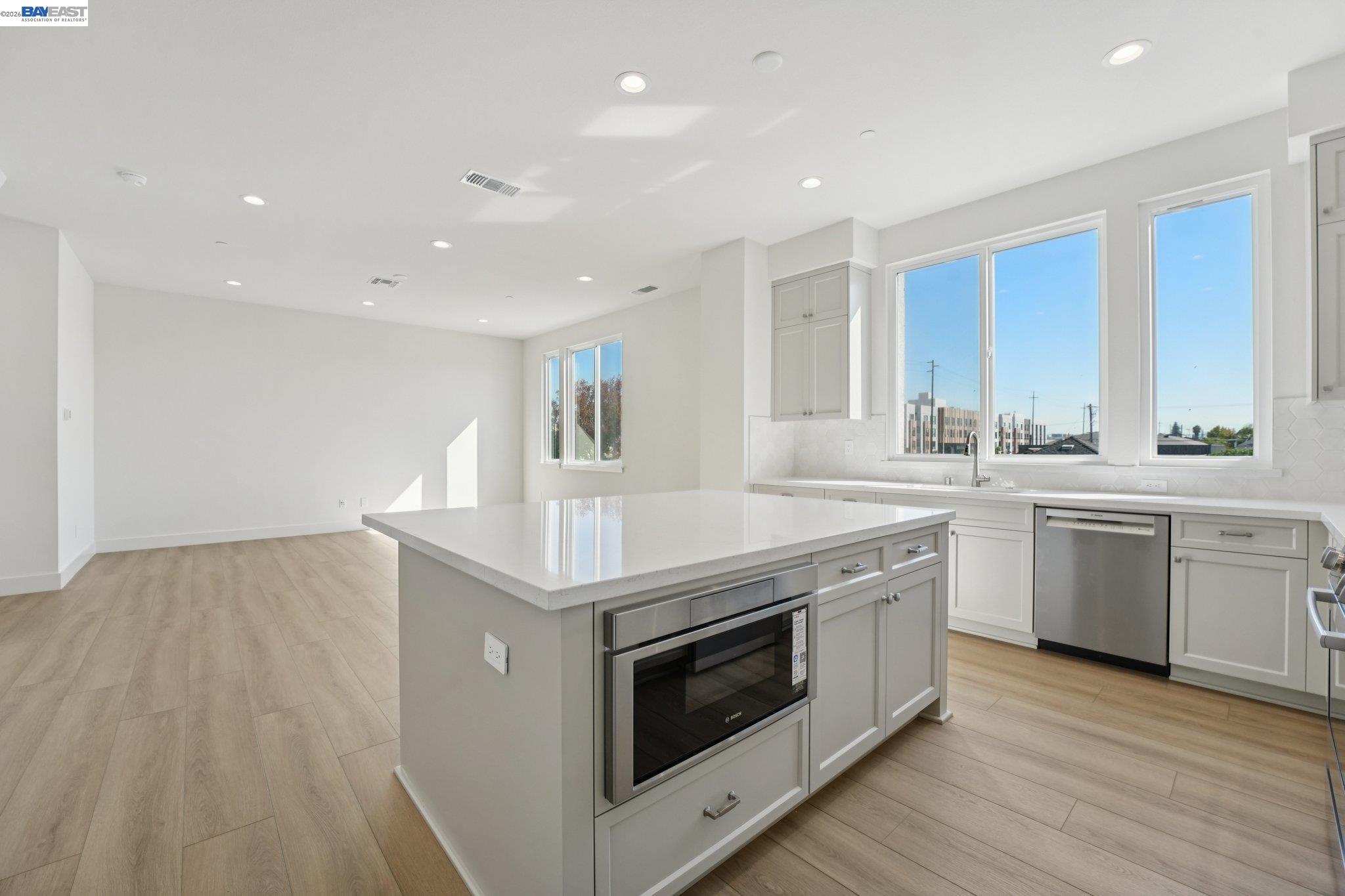 Detail Gallery Image 27 of 50 For 1933 Grand Street, Alameda,  CA 94501 - 3 Beds | 3/1 Baths