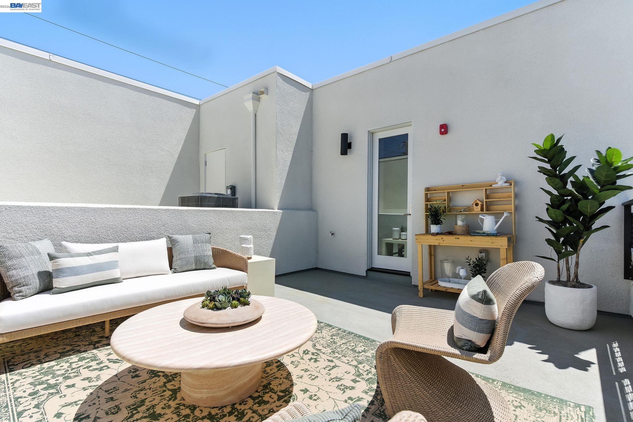 Detail Gallery Image 2 of 29 For 1937 Grand Street, Alameda,  CA 94501 - 2 Beds | 2/1 Baths