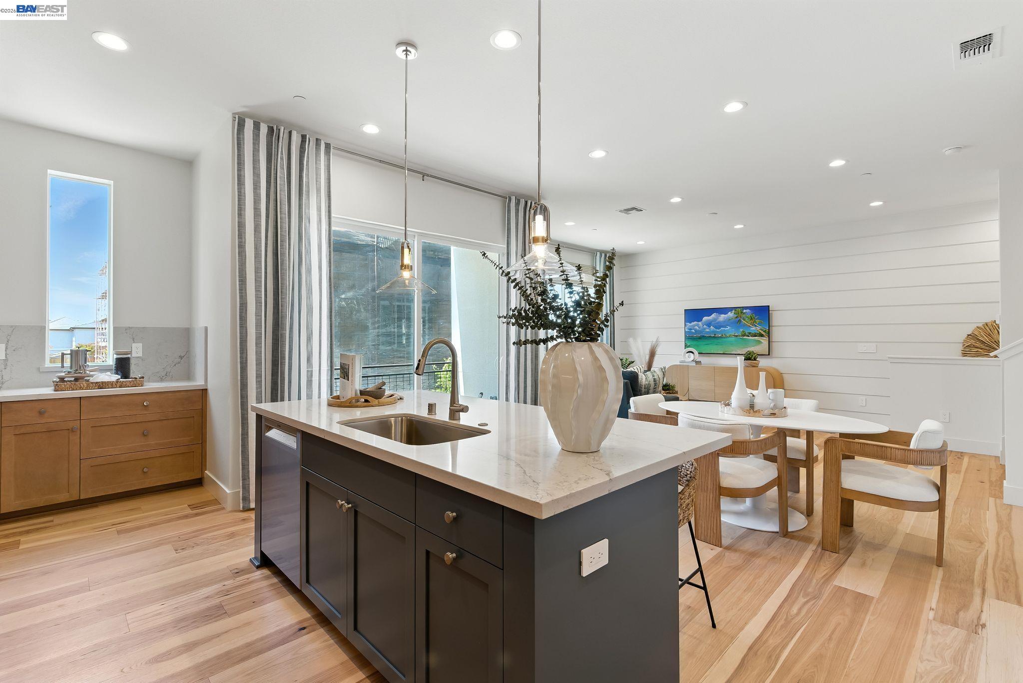 Detail Gallery Image 12 of 29 For 1937 Grand Street, Alameda,  CA 94501 - 2 Beds | 2/1 Baths