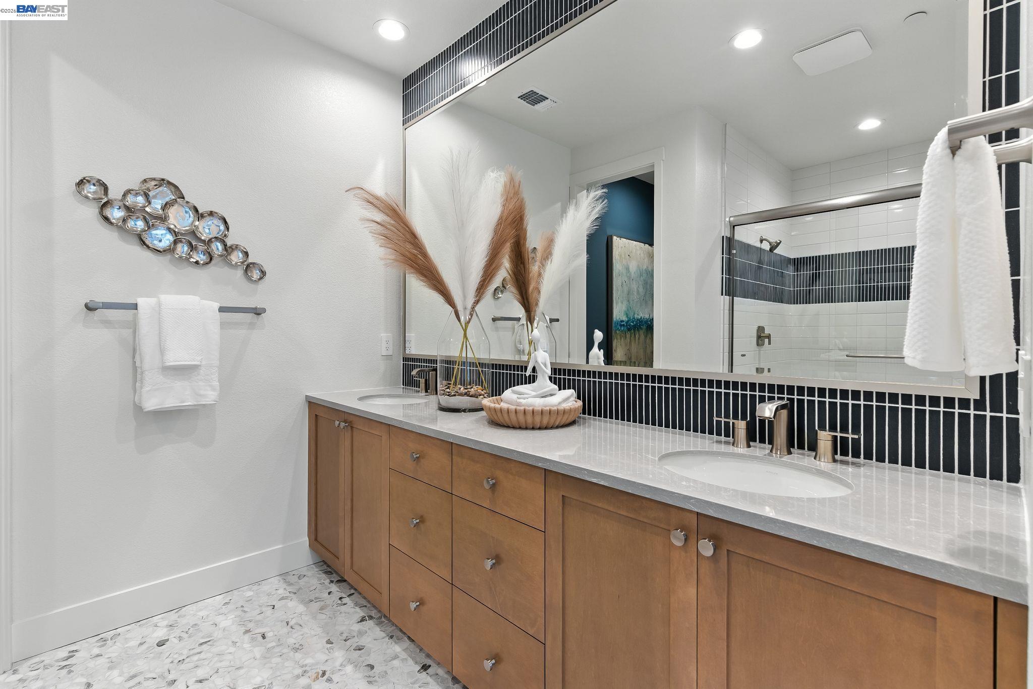 Detail Gallery Image 25 of 29 For 1937 Grand Street, Alameda,  CA 94501 - 2 Beds | 2/1 Baths