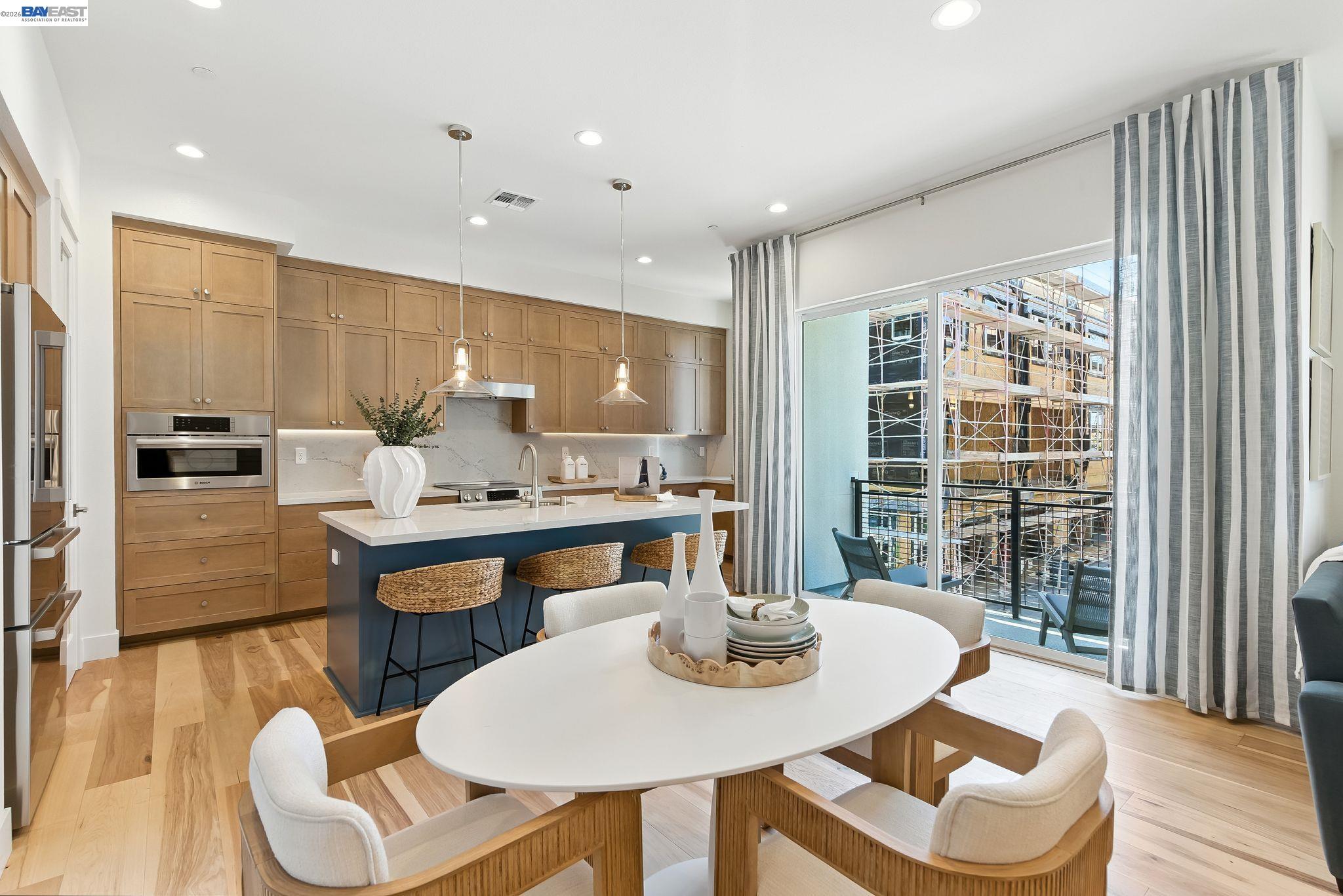 Detail Gallery Image 4 of 29 For 1937 Grand Street, Alameda,  CA 94501 - 2 Beds | 2/1 Baths