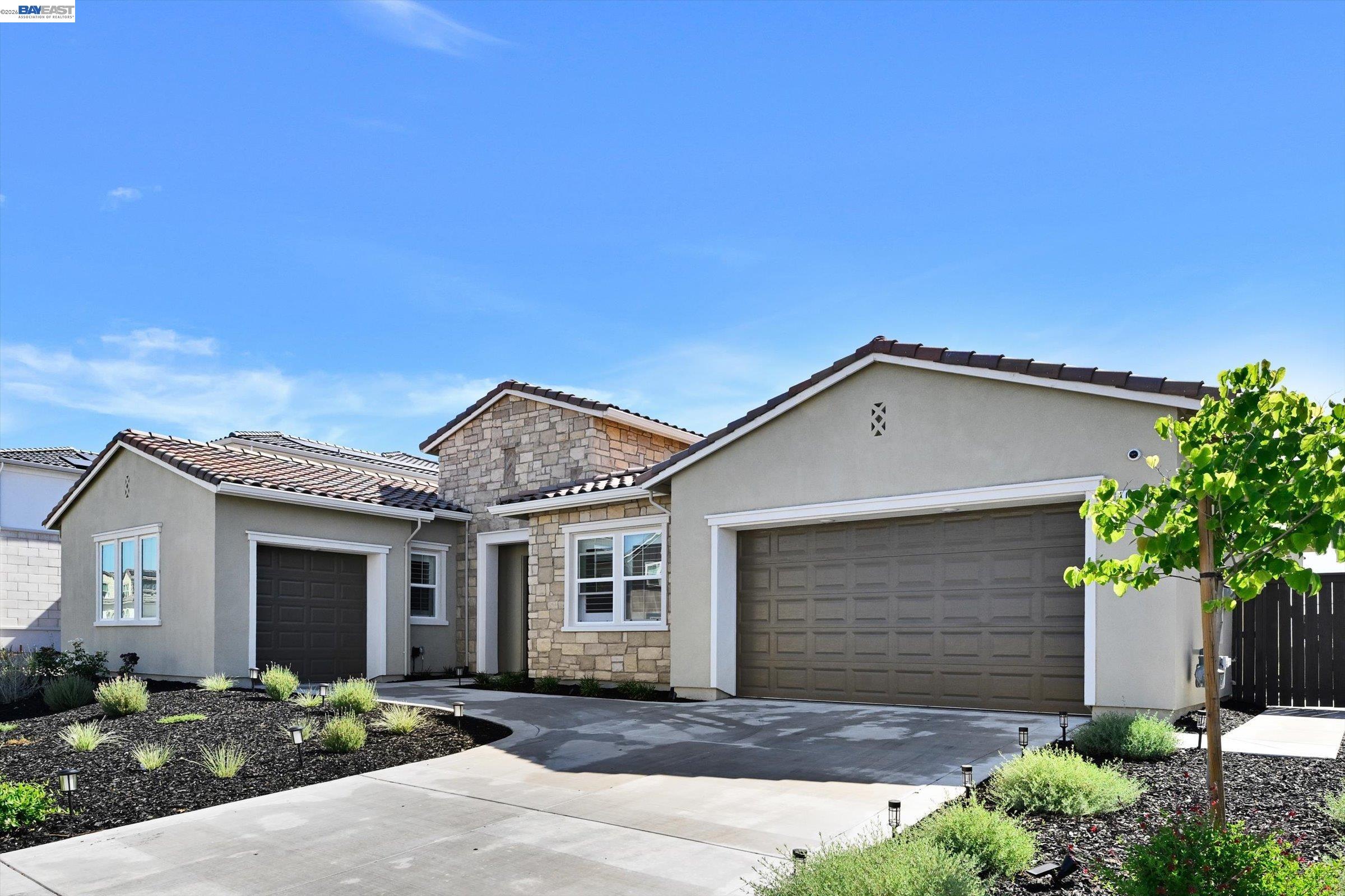 Detail Gallery Image 2 of 49 For 4072 Whitney Vista Ln, Rocklin,  CA 95677 - 4 Beds | 3/1 Baths