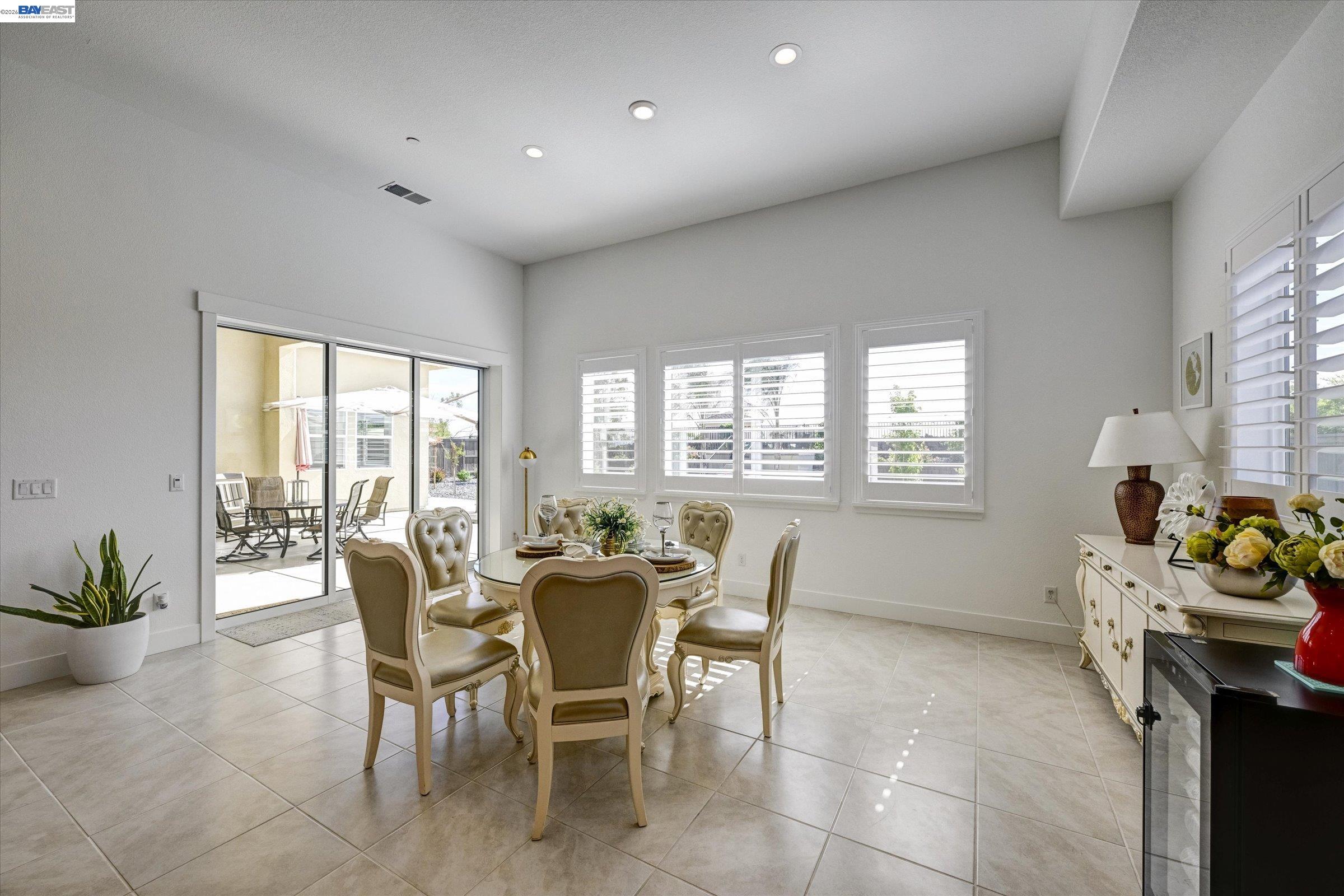 Detail Gallery Image 11 of 49 For 4072 Whitney Vista Ln, Rocklin,  CA 95677 - 4 Beds | 3/1 Baths