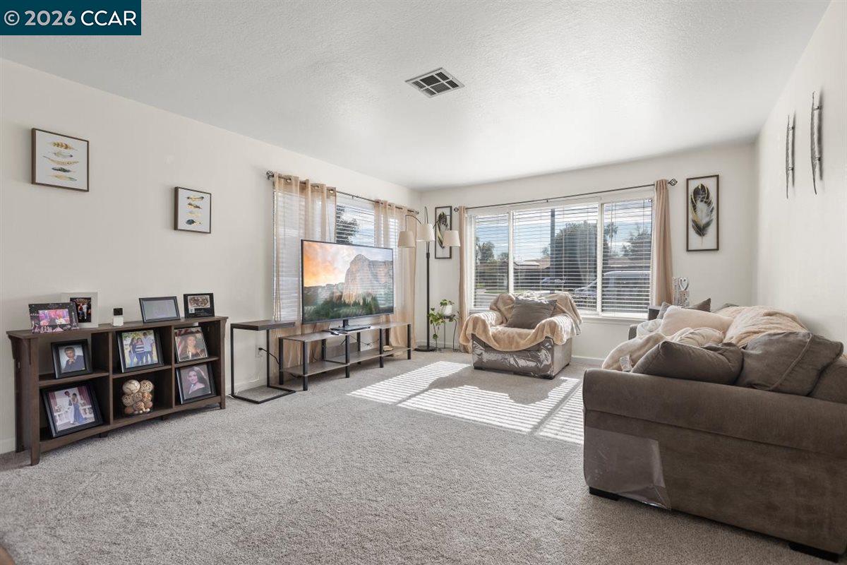 Detail Gallery Image 2 of 16 For 2121 Cody Ct, Stockton,  CA 95209 - 3 Beds | 2 Baths