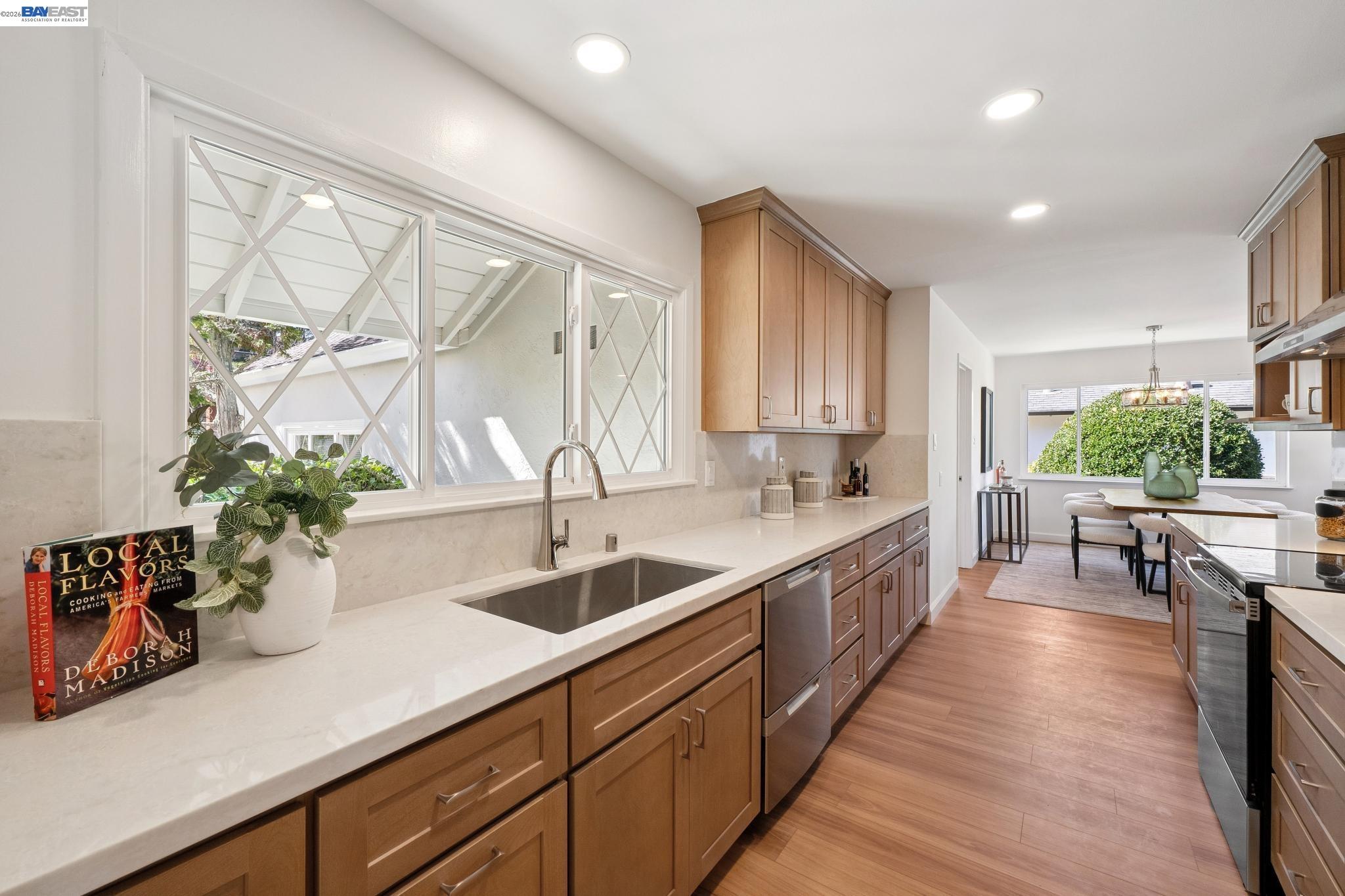 Detail Gallery Image 17 of 59 For 13048 Brookpark Rd, Oakland,  CA 94619 - 4 Beds | 2/1 Baths