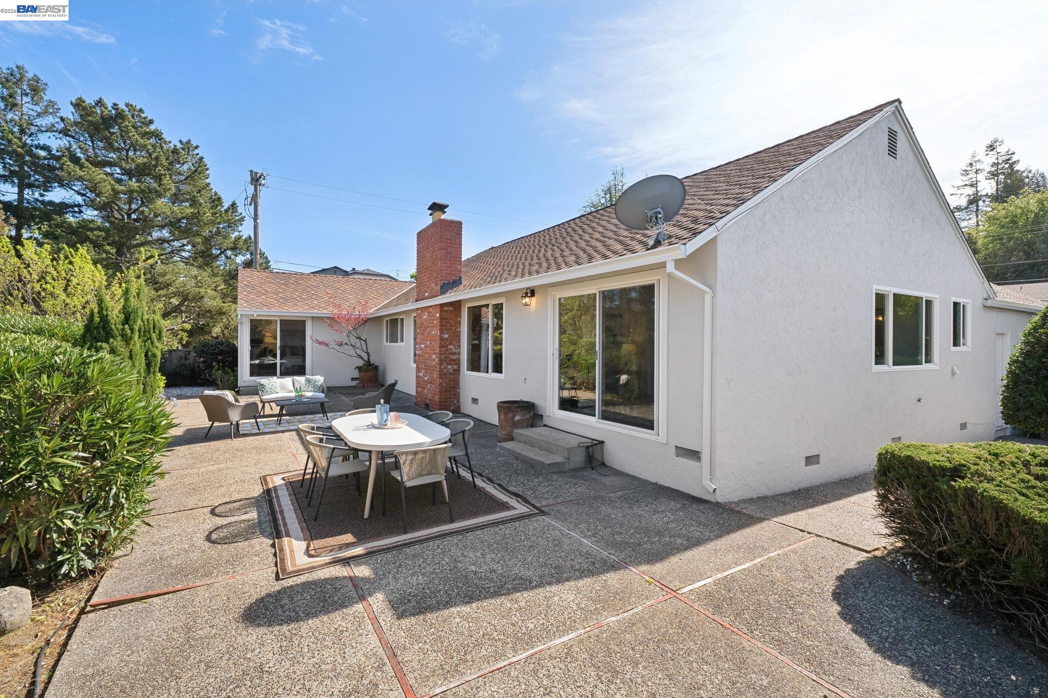 Detail Gallery Image 49 of 59 For 13048 Brookpark Rd, Oakland,  CA 94619 - 4 Beds | 2/1 Baths