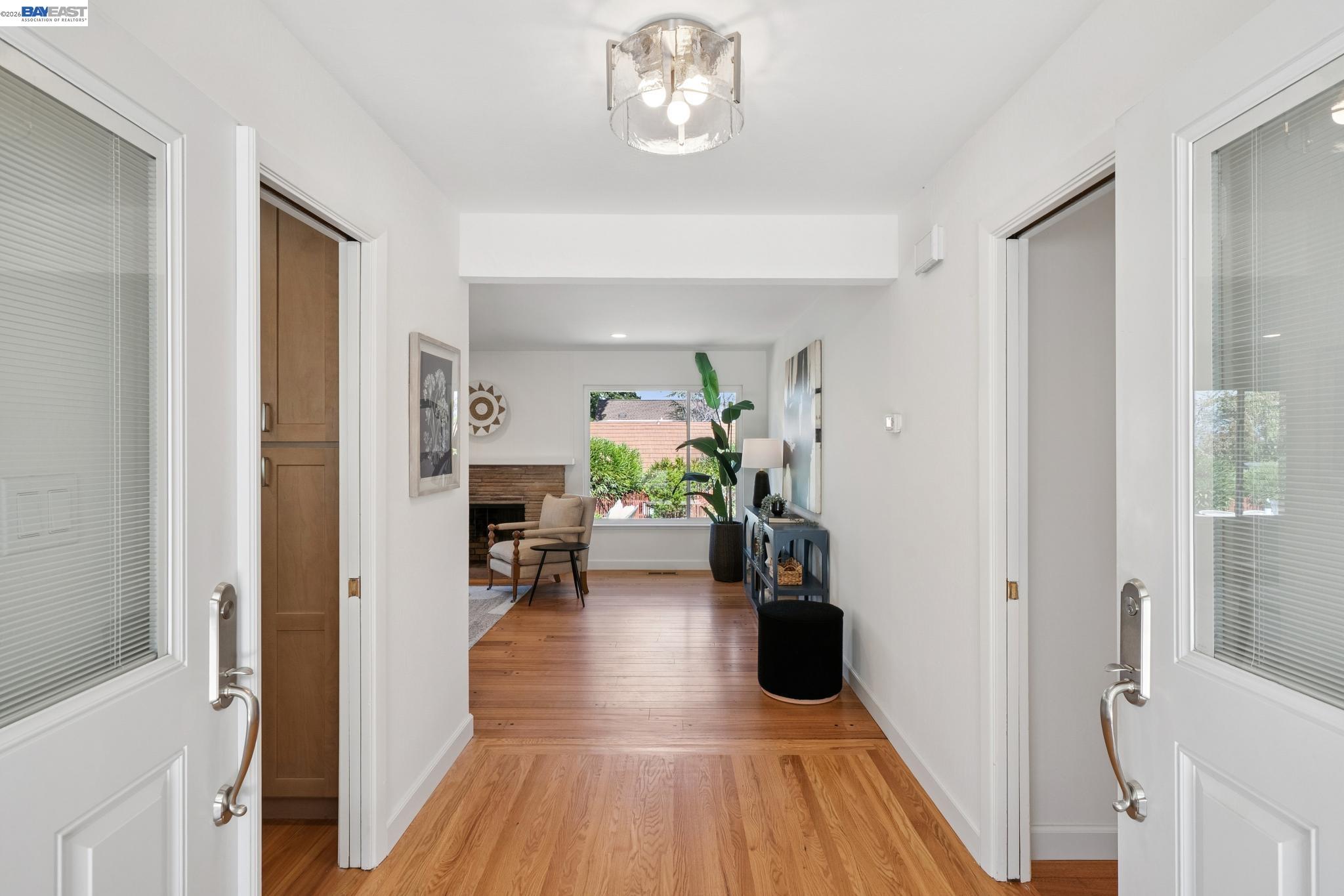 Detail Gallery Image 8 of 59 For 13048 Brookpark Rd, Oakland,  CA 94619 - 4 Beds | 2/1 Baths