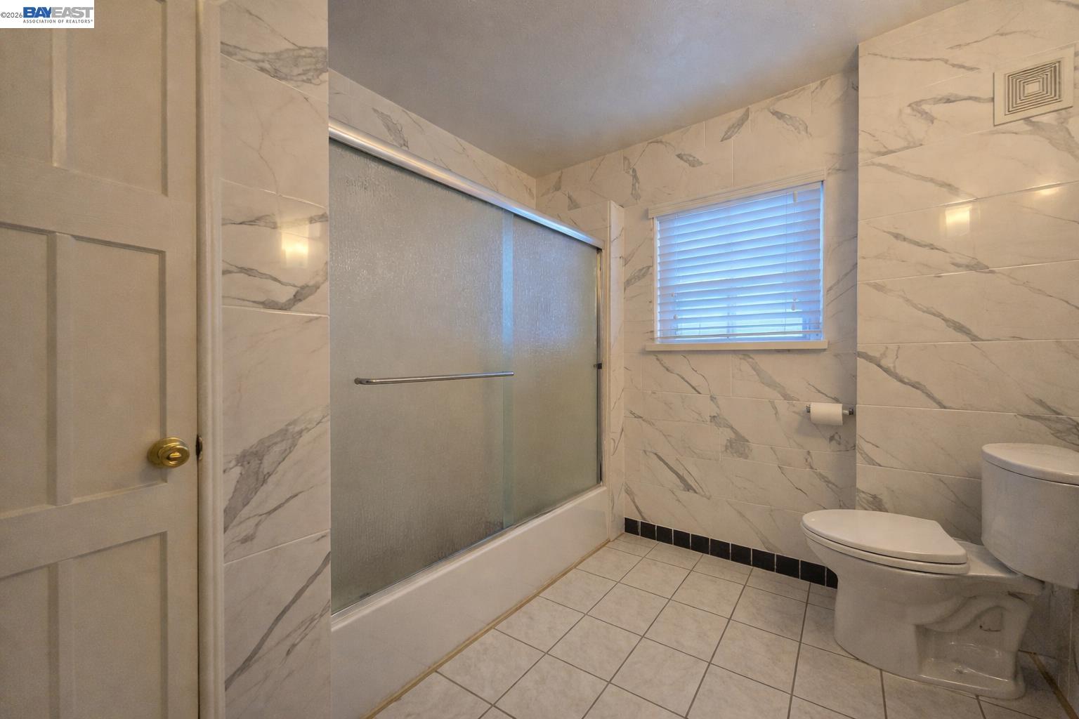 Detail Gallery Image 5 of 13 For 2917 Telegraph Ave, Berkeley,  CA 94705 - 3 Beds | 2 Baths