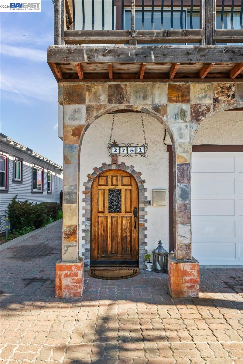 Detail Gallery Image 2 of 24 For 2751 Wallace St, Berkeley,  CA 94702 - 5 Beds | 3 Baths