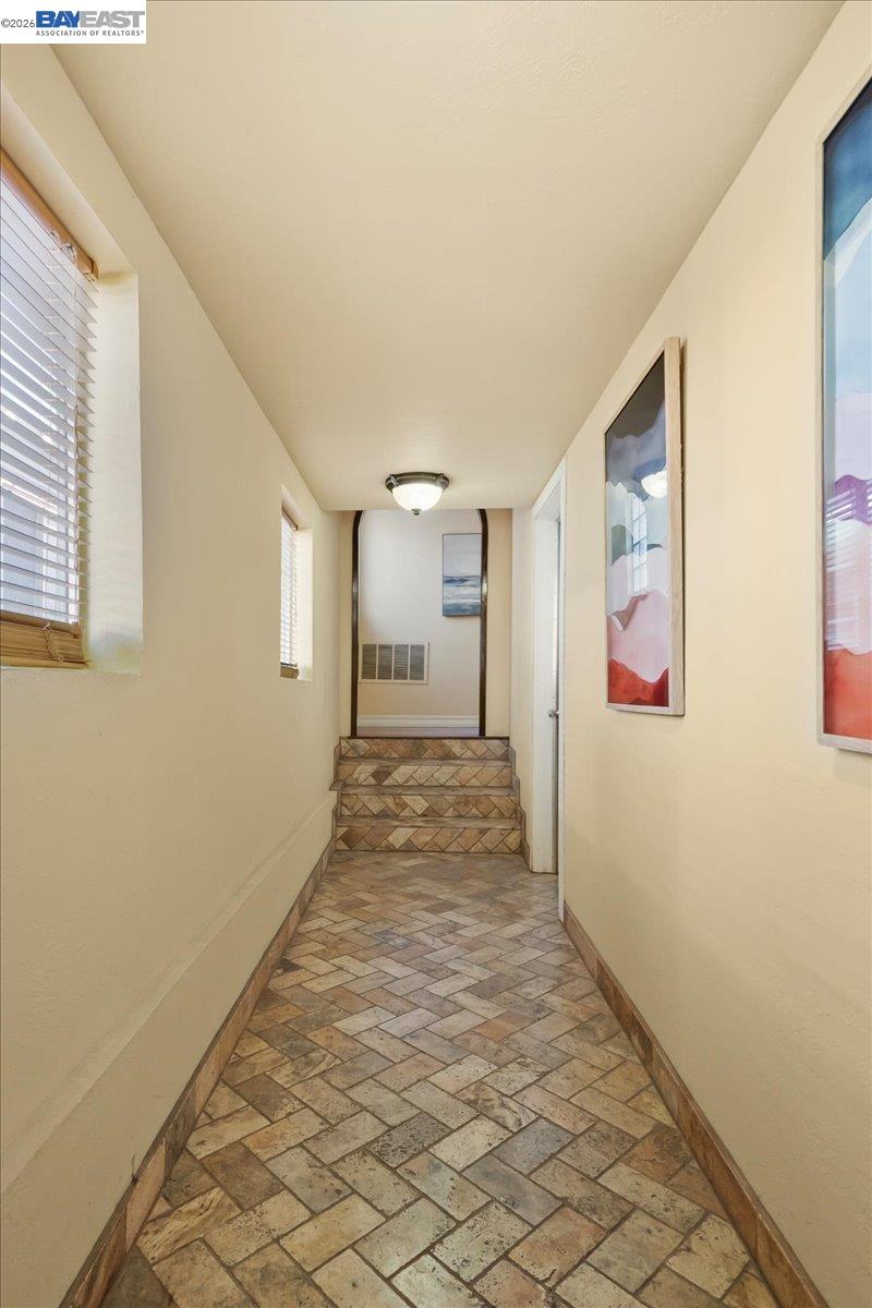 Detail Gallery Image 3 of 24 For 2751 Wallace St, Berkeley,  CA 94702 - 5 Beds | 3 Baths