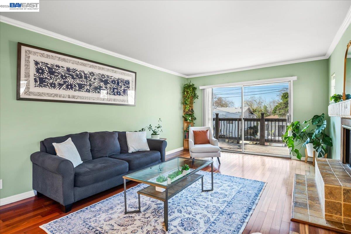 Detail Gallery Image 5 of 24 For 2751 Wallace St, Berkeley,  CA 94702 - 5 Beds | 3 Baths