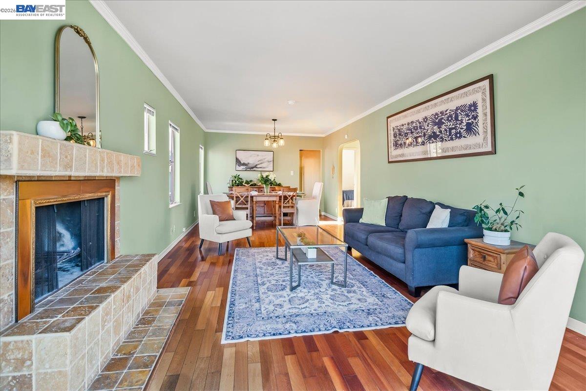 Detail Gallery Image 7 of 24 For 2751 Wallace St, Berkeley,  CA 94702 - 5 Beds | 3 Baths