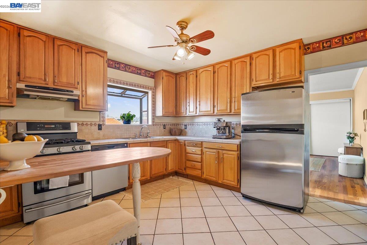 Detail Gallery Image 9 of 24 For 2751 Wallace St, Berkeley,  CA 94702 - 5 Beds | 3 Baths