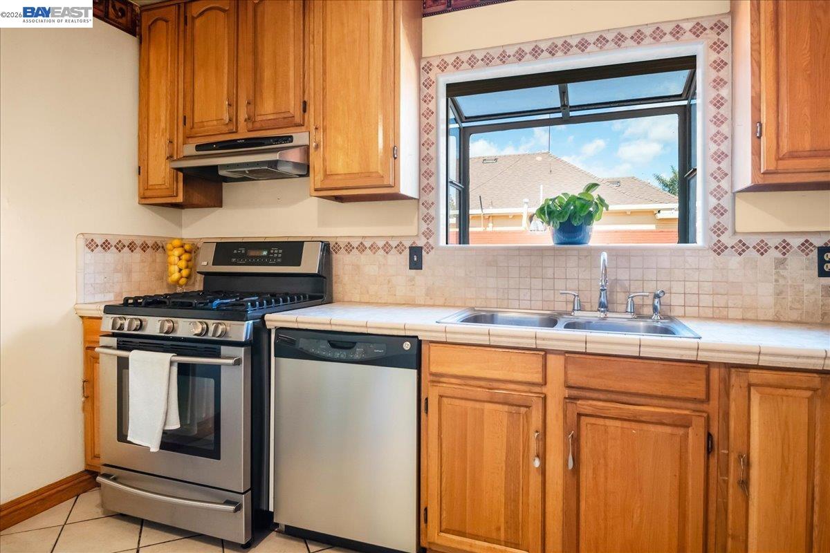 Detail Gallery Image 10 of 24 For 2751 Wallace St, Berkeley,  CA 94702 - 5 Beds | 3 Baths