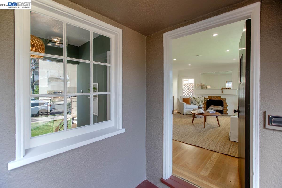 Detail Gallery Image 4 of 45 For 1321 Pearl St, Alameda,  CA 94501 - 3 Beds | 1 Baths