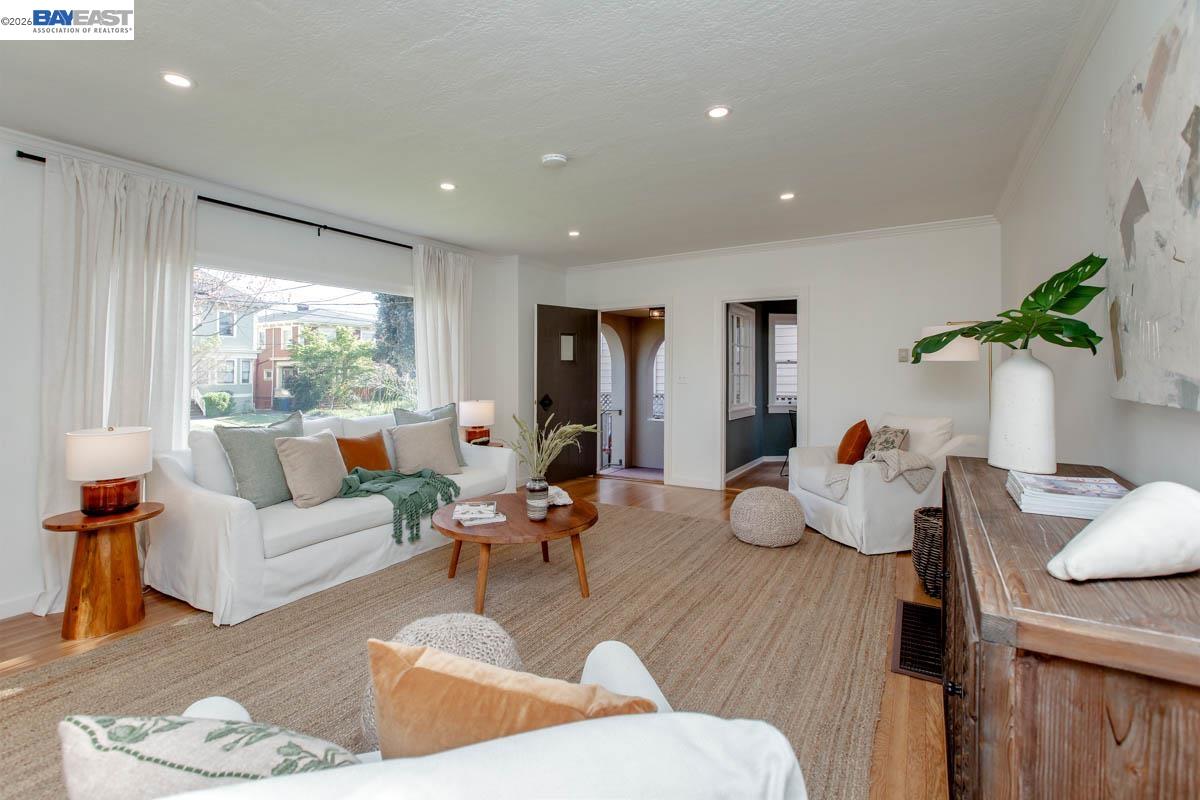 Detail Gallery Image 5 of 45 For 1321 Pearl St, Alameda,  CA 94501 - 3 Beds | 1 Baths