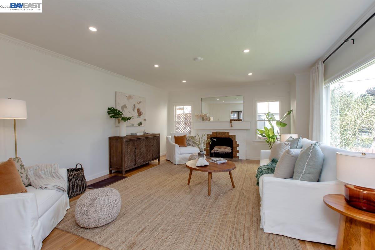 Detail Gallery Image 7 of 45 For 1321 Pearl St, Alameda,  CA 94501 - 3 Beds | 1 Baths