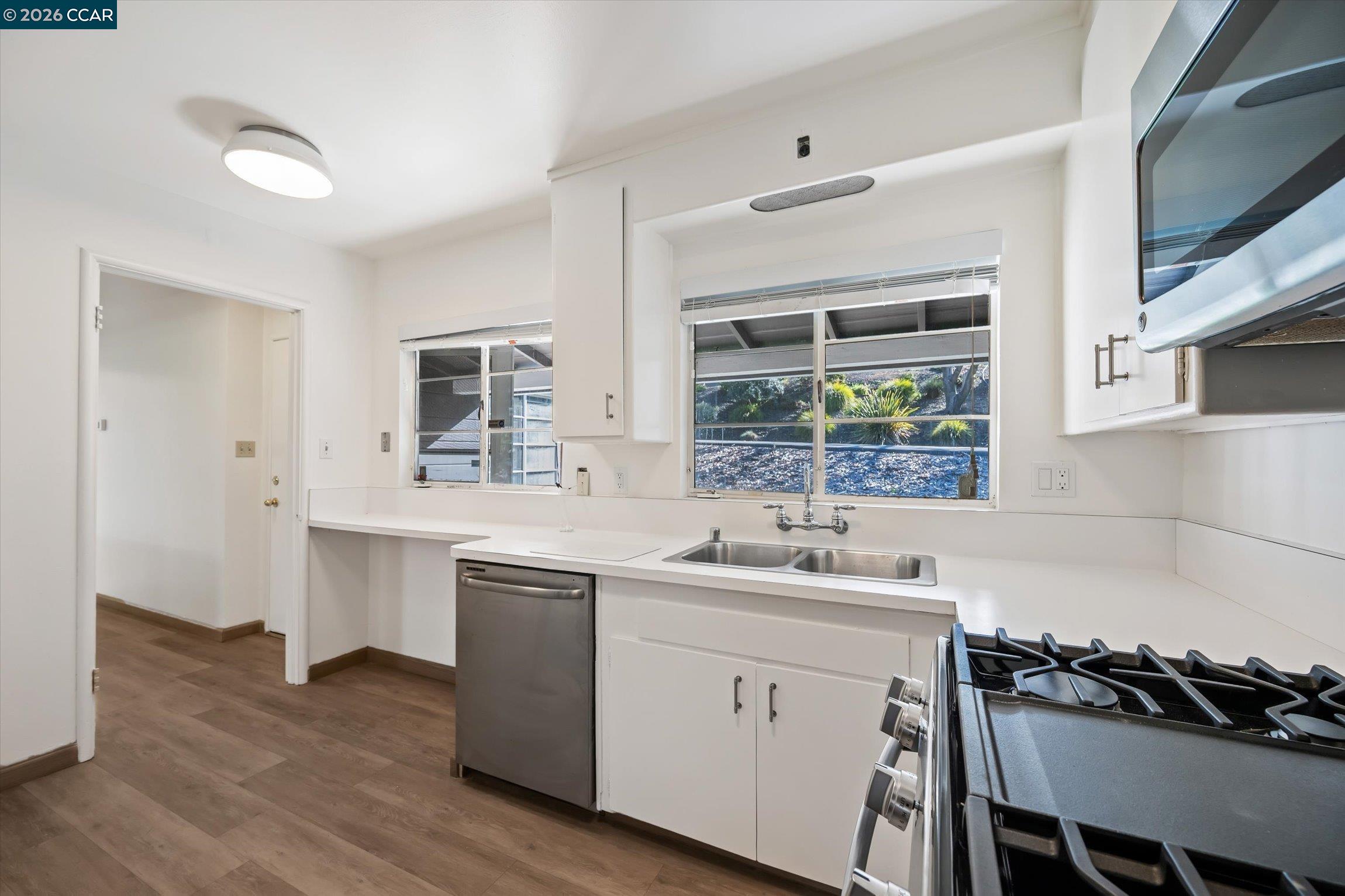 Detail Gallery Image 12 of 28 For 553 Miner Rd, Orinda,  CA 94563 - 3 Beds | 2 Baths