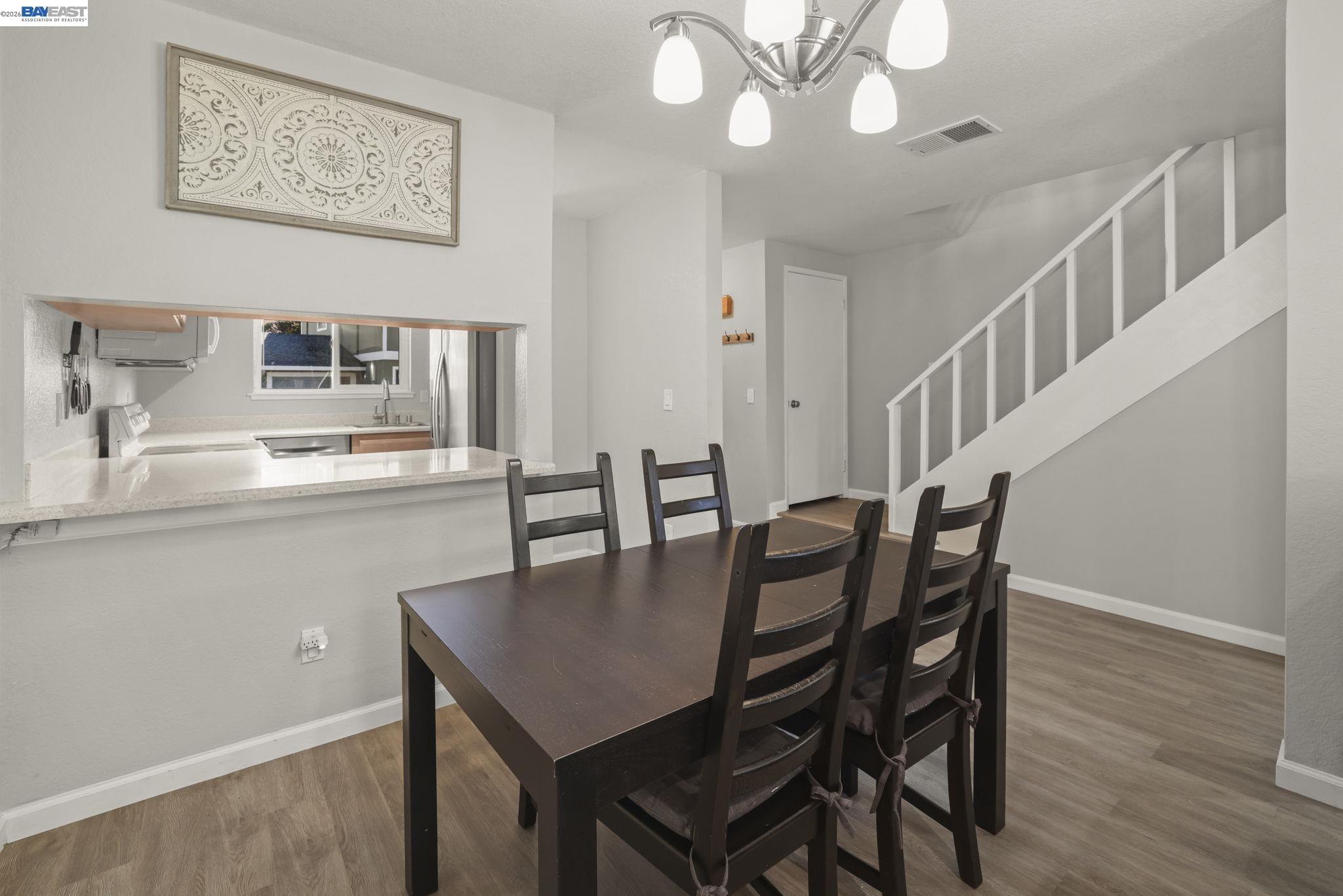 Detail Gallery Image 3 of 18 For 7584 Silvertree Ln, Dublin,  CA 94568 - 3 Beds | 2/1 Baths