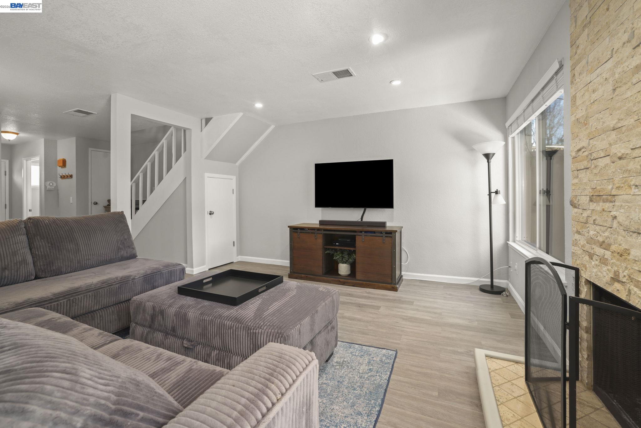 Detail Gallery Image 6 of 18 For 7584 Silvertree Ln, Dublin,  CA 94568 - 3 Beds | 2/1 Baths