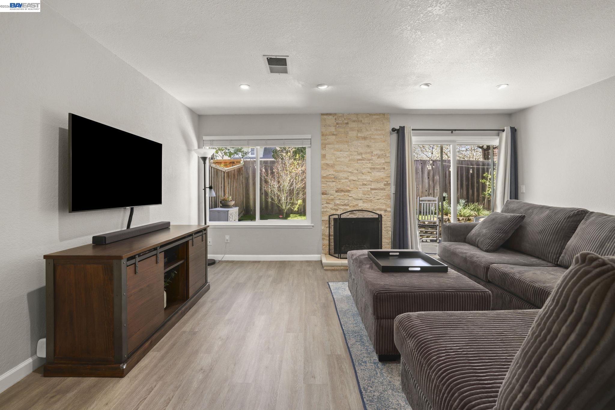 Detail Gallery Image 7 of 18 For 7584 Silvertree Ln, Dublin,  CA 94568 - 3 Beds | 2/1 Baths