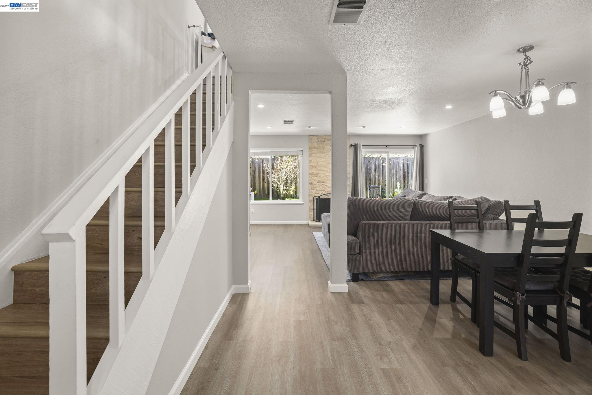 Detail Gallery Image 8 of 18 For 7584 Silvertree Ln, Dublin,  CA 94568 - 3 Beds | 2/1 Baths