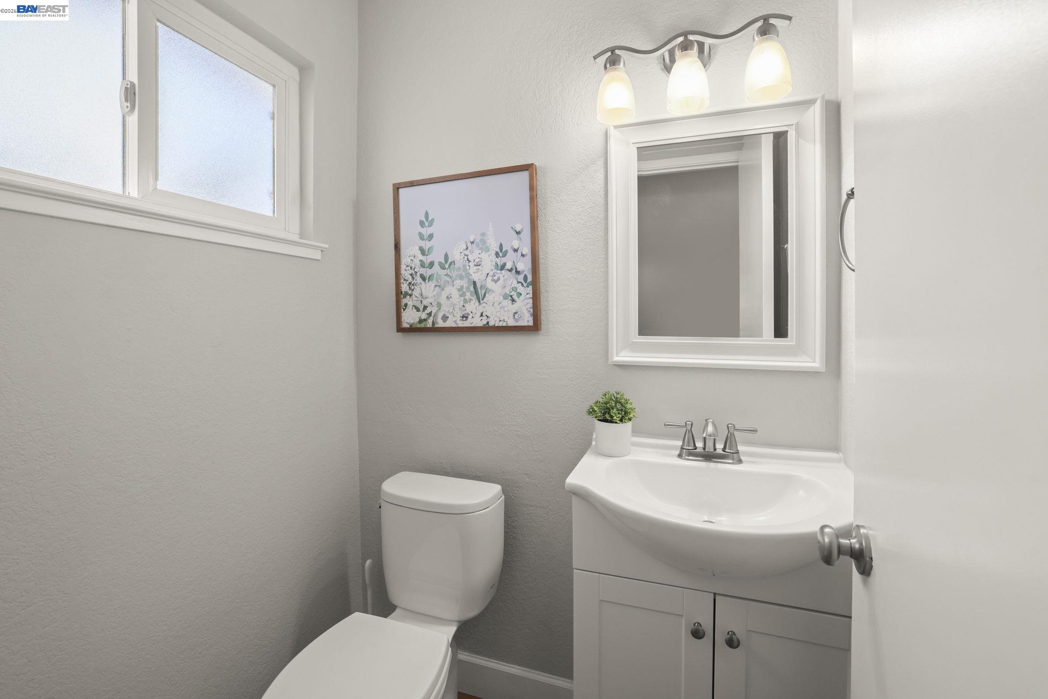 Detail Gallery Image 9 of 18 For 7584 Silvertree Ln, Dublin,  CA 94568 - 3 Beds | 2/1 Baths