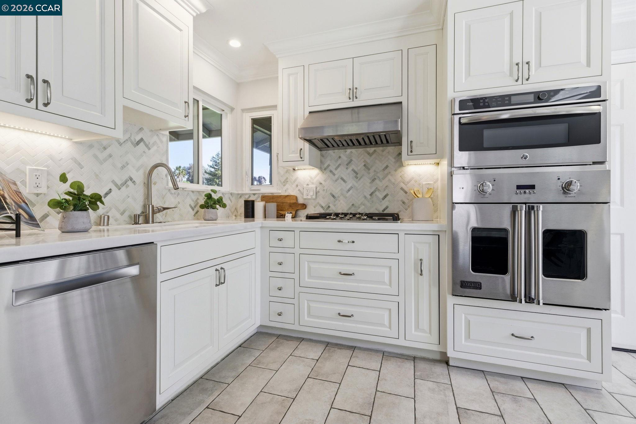 Detail Gallery Image 2 of 20 For 1941 Woodmoor Ct, Concord,  CA 94518 - 3 Beds | 2 Baths