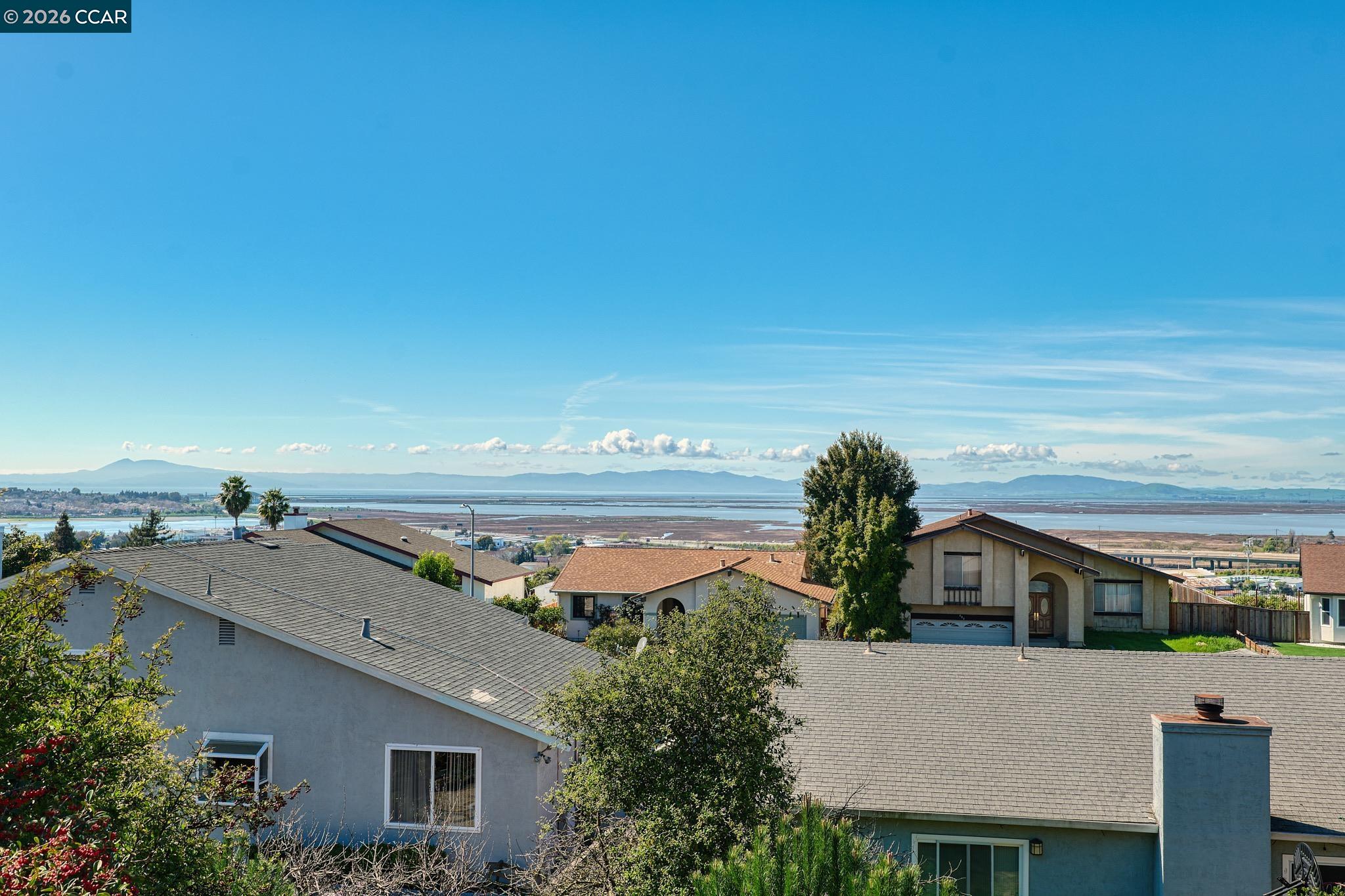 Detail Gallery Image 2 of 25 For 120 Persimmon Dr, Vallejo,  CA 94589 - 4 Beds | 2/1 Baths
