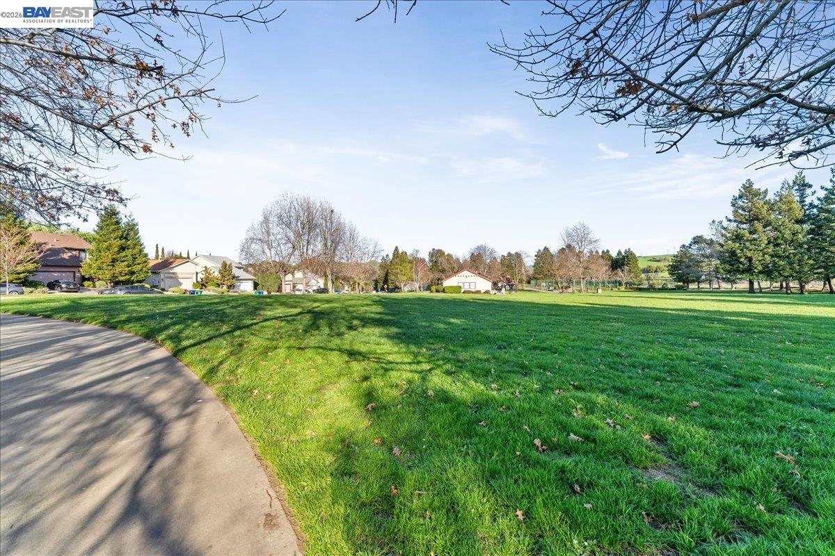 Detail Gallery Image 8 of 52 For 176 Bedford, Hercules,  CA 94547 - 3 Beds | 2 Baths