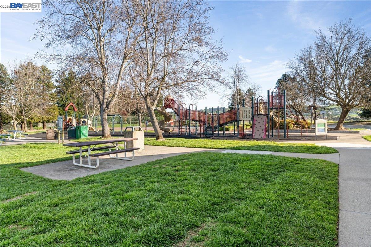 Detail Gallery Image 9 of 52 For 176 Bedford, Hercules,  CA 94547 - 3 Beds | 2 Baths