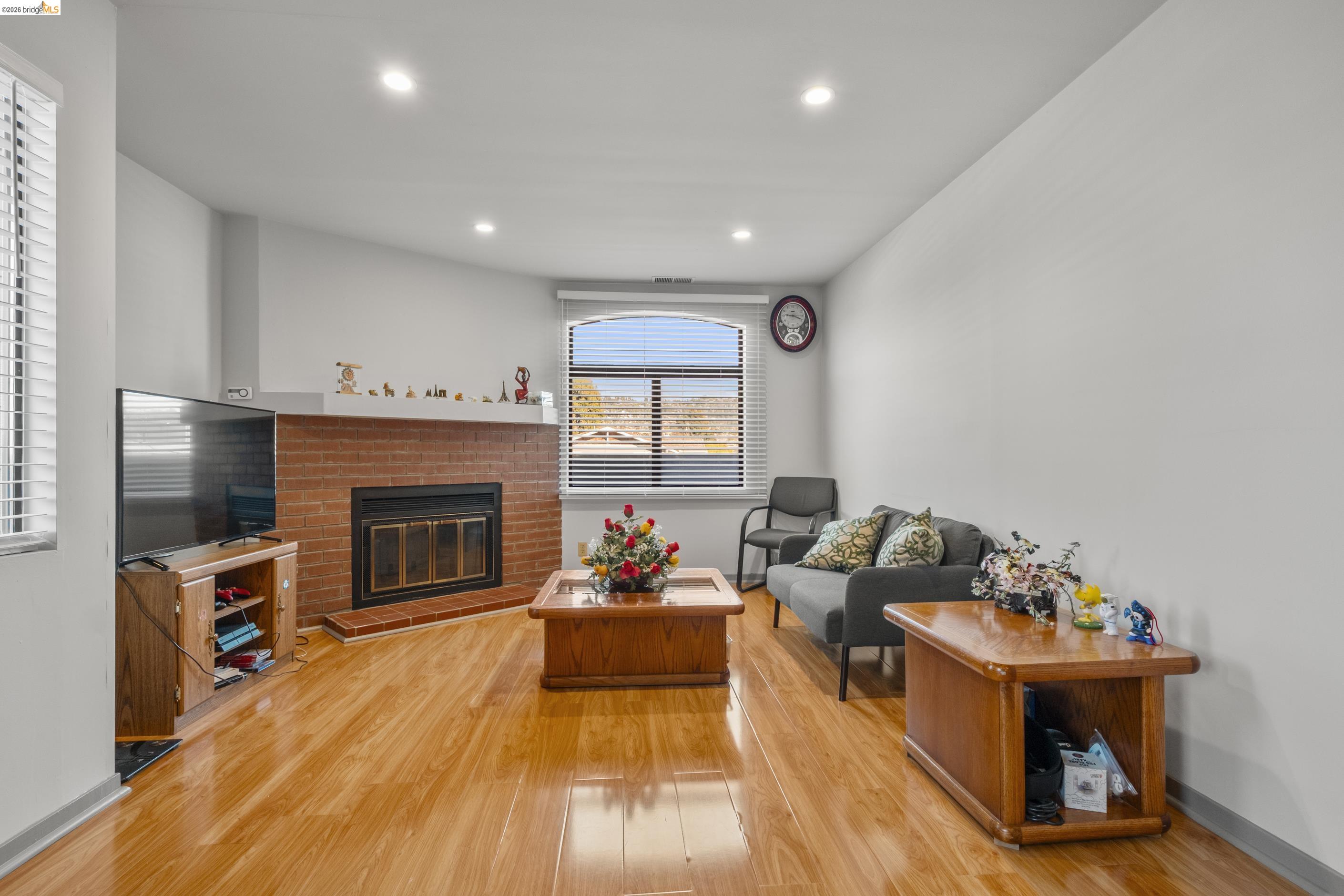 Photo #3: 41126588 Listing: Photo #3