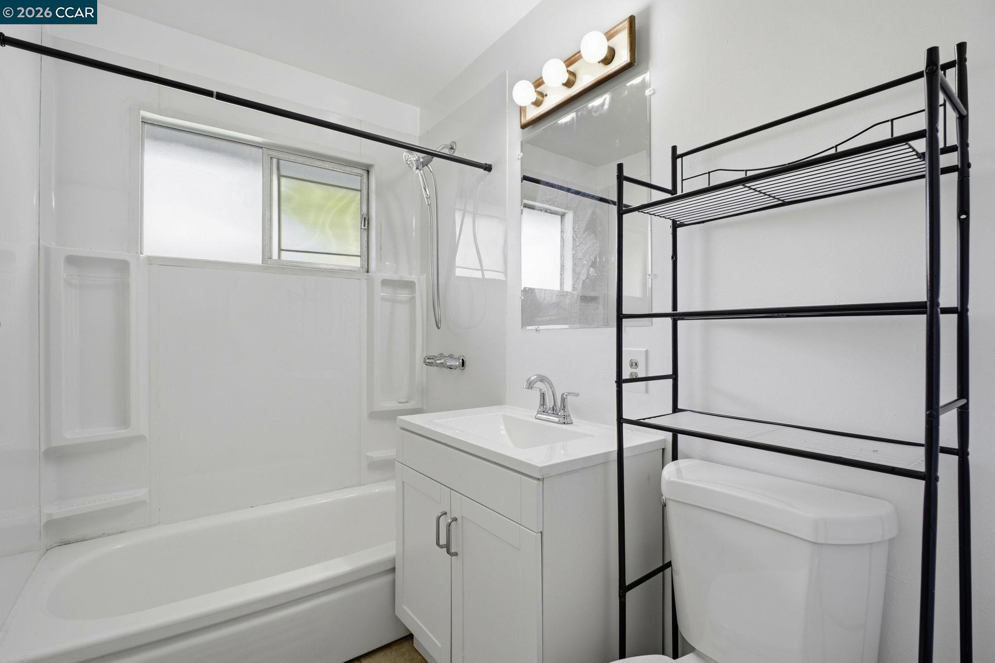 Detail Gallery Image 33 of 42 For 26147 Danforth Ln, Hayward,  CA 94545 - 5 Beds | 3 Baths