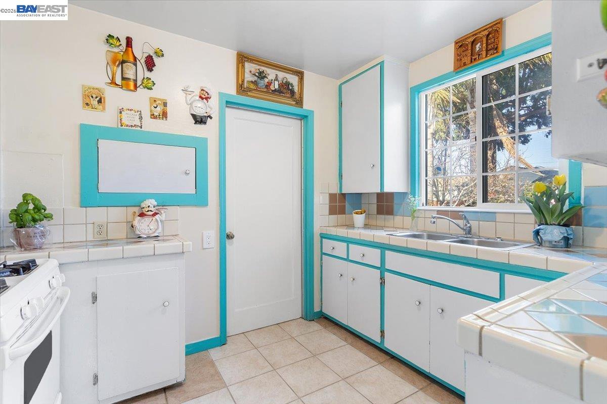 Detail Gallery Image 9 of 34 For 1114 Arthur Ave, San Leandro,  CA 94577 - 4 Beds | 2 Baths