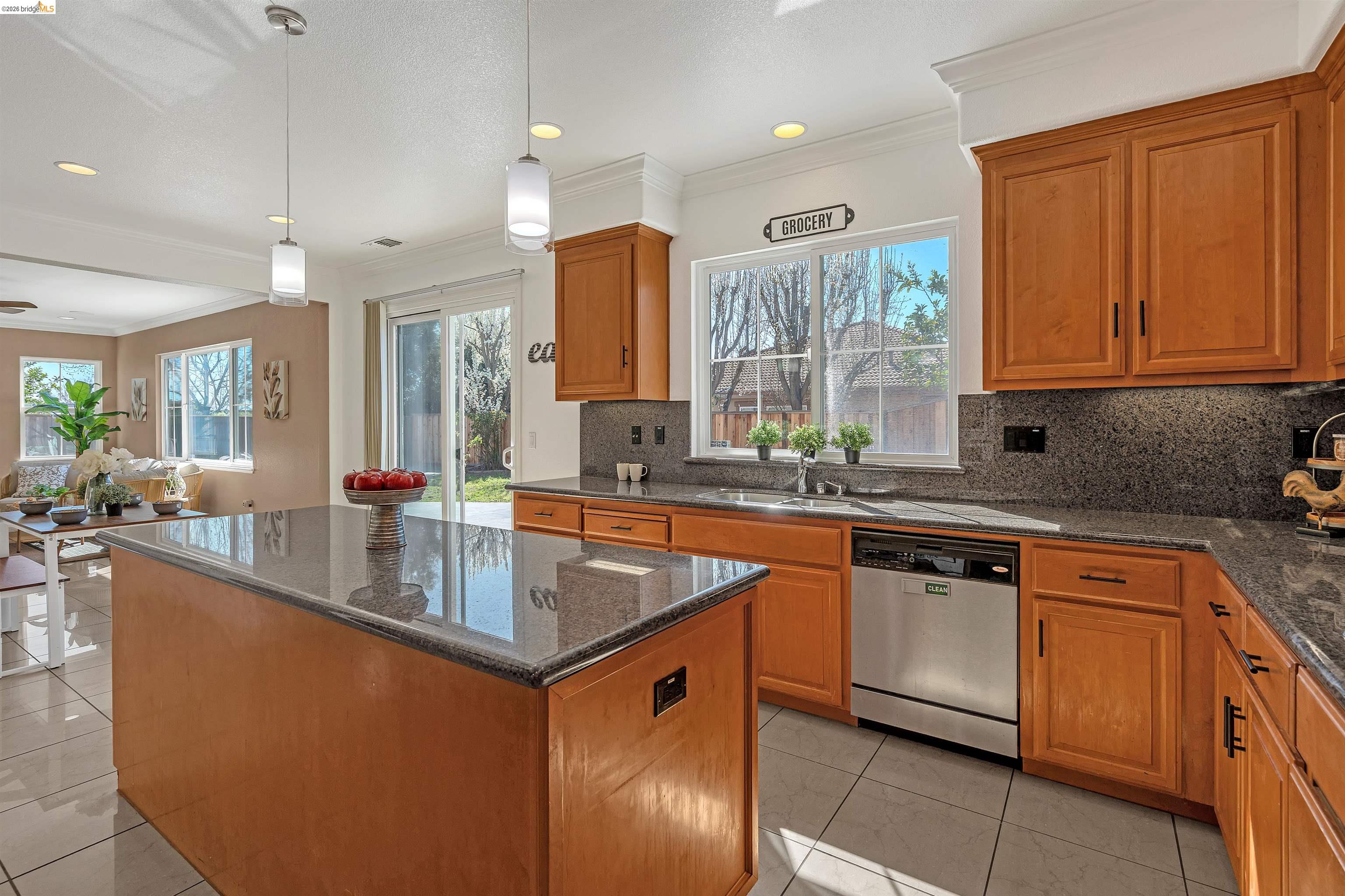 Detail Gallery Image 15 of 41 For 5670 Carlow Way, Antioch,  CA 94531 - 4 Beds | 3 Baths