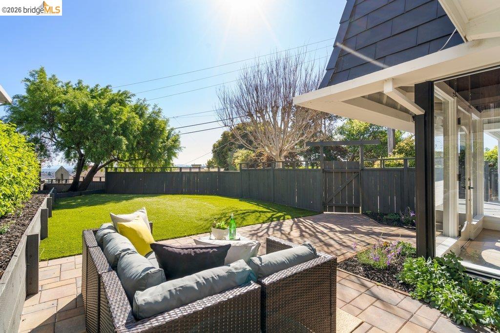 Detail Gallery Image 2 of 60 For 6715 Canyon Trail, El Cerrito,  CA 94530 - 4 Beds | 2/1 Baths