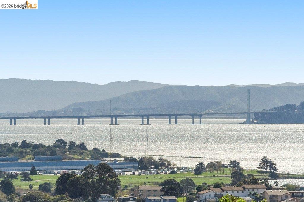 Detail Gallery Image 14 of 60 For 6715 Canyon Trail, El Cerrito,  CA 94530 - 4 Beds | 2/1 Baths