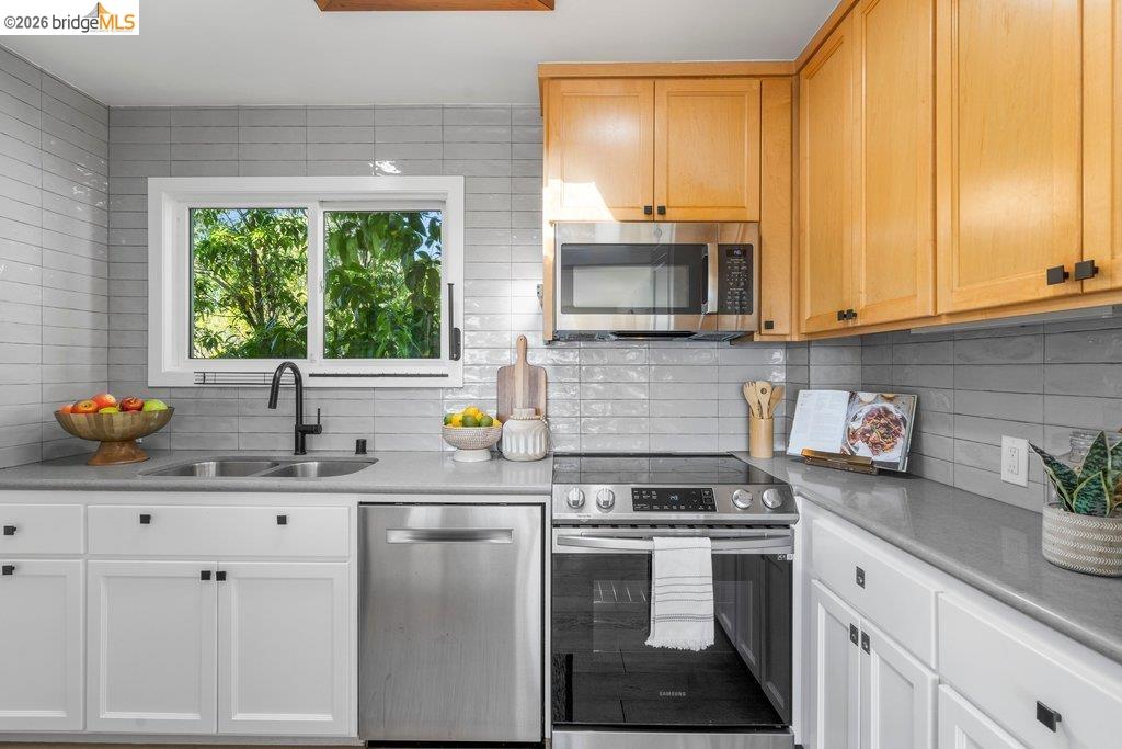 Detail Gallery Image 21 of 60 For 6715 Canyon Trail, El Cerrito,  CA 94530 - 4 Beds | 2/1 Baths