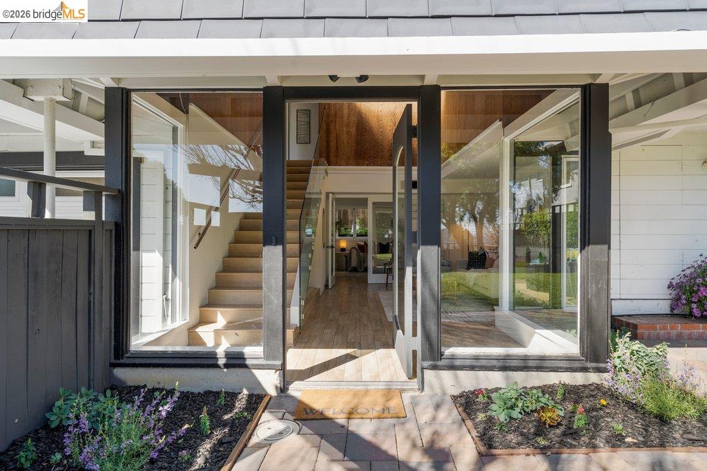 Detail Gallery Image 4 of 60 For 6715 Canyon Trail, El Cerrito,  CA 94530 - 4 Beds | 2/1 Baths