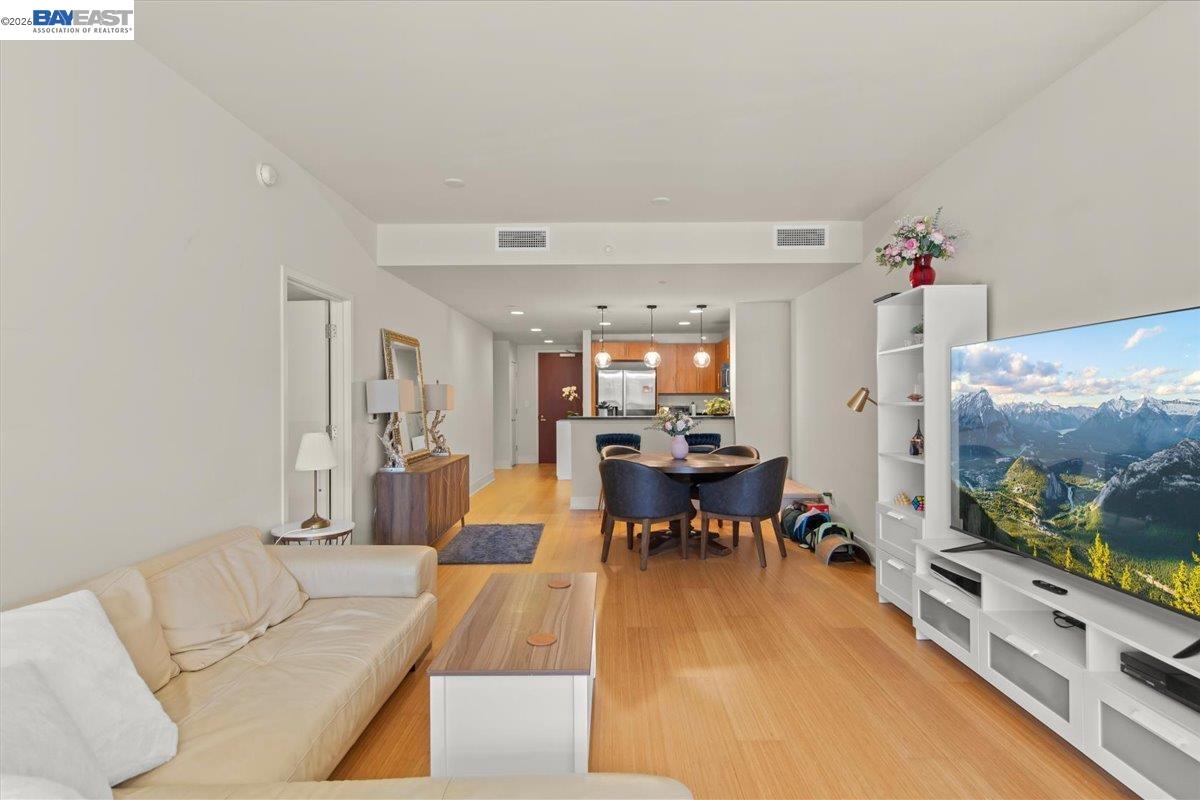 Detail Gallery Image 2 of 22 For 88 E San Fernando St #303,  San Jose,  CA 95113 - 2 Beds | 1/1 Baths