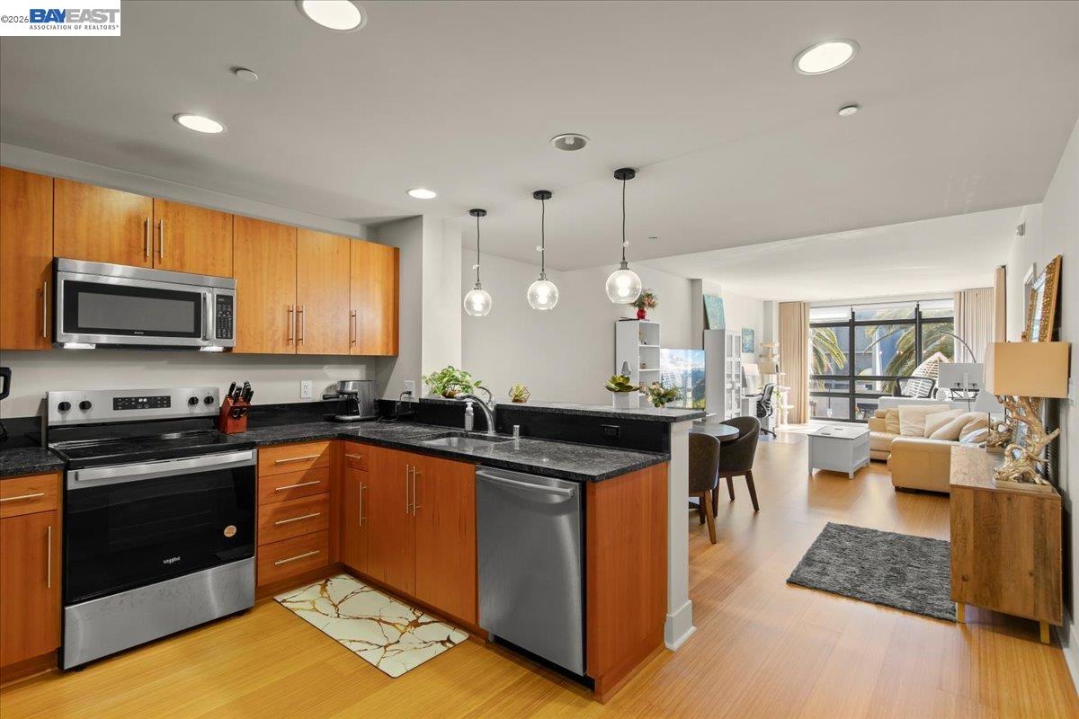 Detail Gallery Image 3 of 22 For 88 E San Fernando St #303,  San Jose,  CA 95113 - 2 Beds | 1/1 Baths