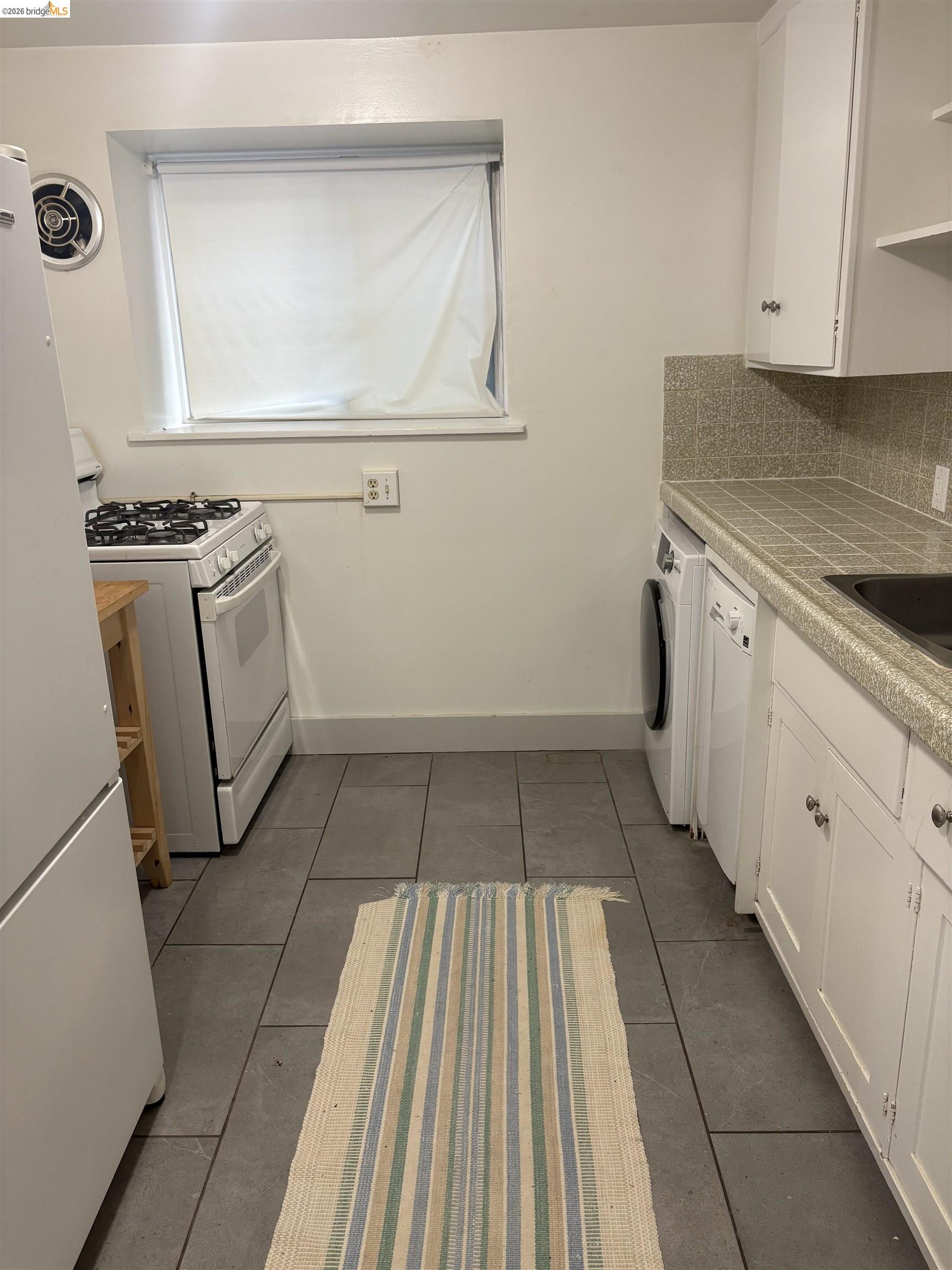 Detail Gallery Image 5 of 18 For 1024 Elsinore Ave, Oakland,  CA 94602 - – Beds | – Baths