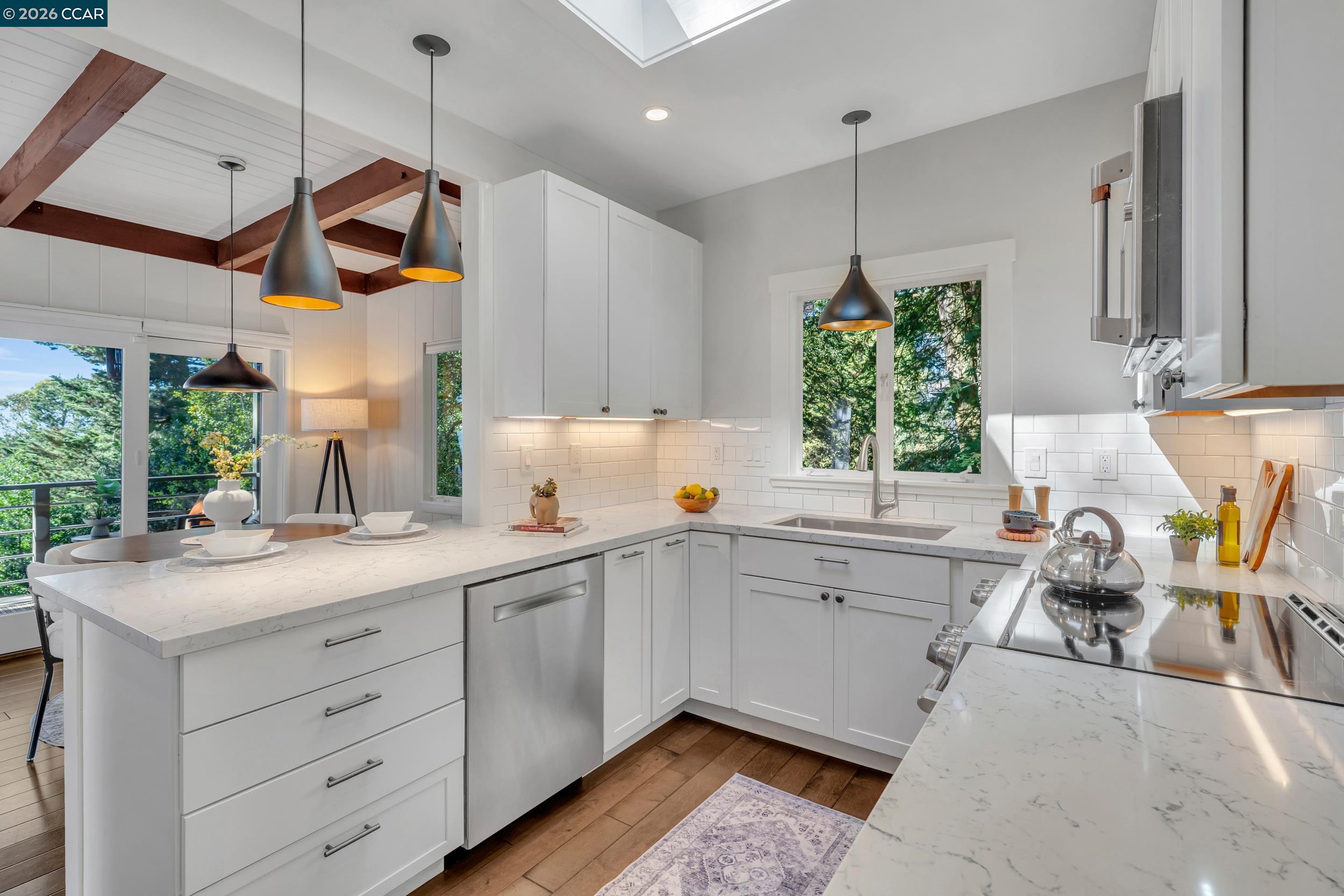 Detail Gallery Image 12 of 60 For 2633 Chelsea Dr, Oakland,  CA 94611 - 3 Beds | 2/1 Baths