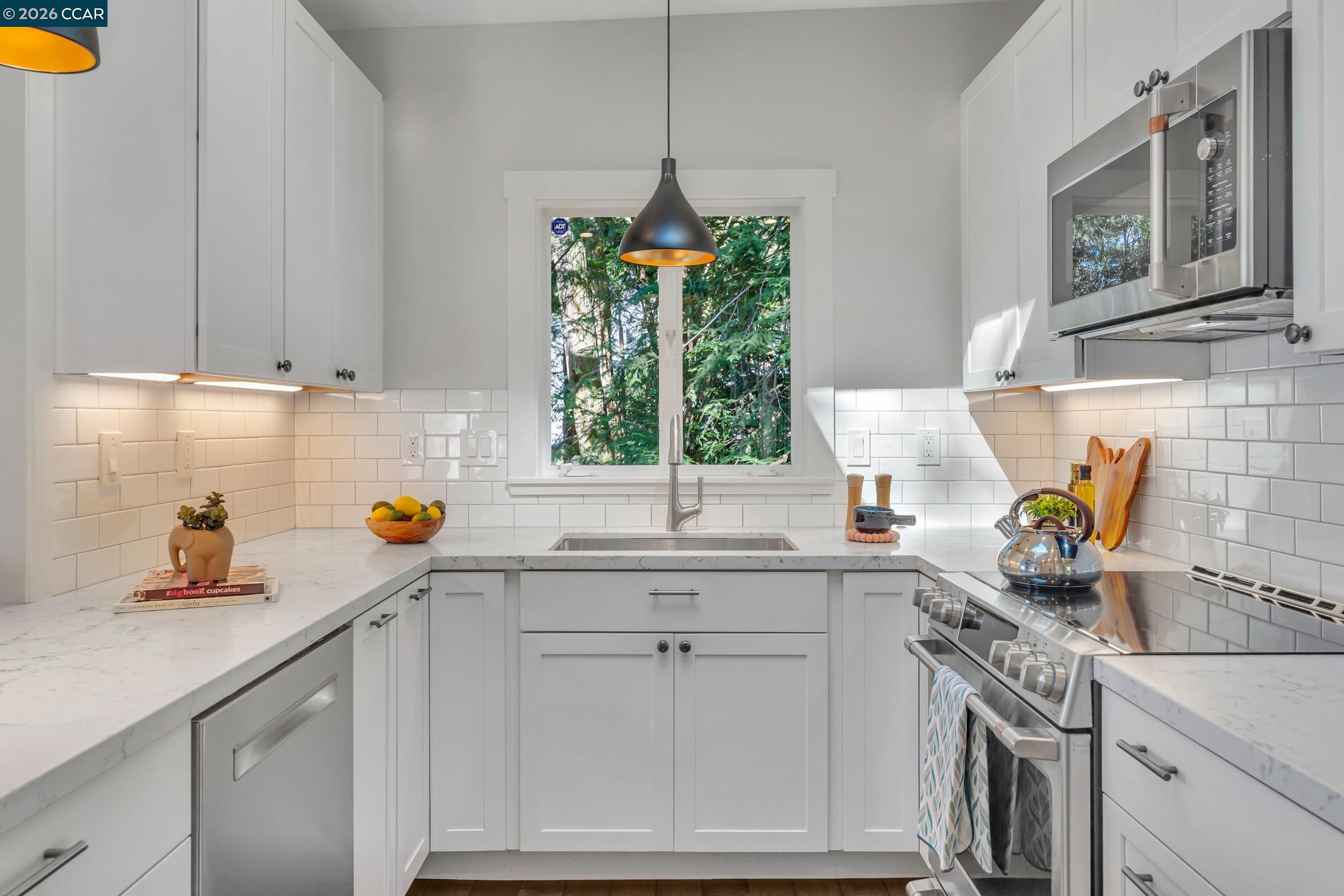 Detail Gallery Image 15 of 60 For 2633 Chelsea Dr, Oakland,  CA 94611 - 3 Beds | 2/1 Baths