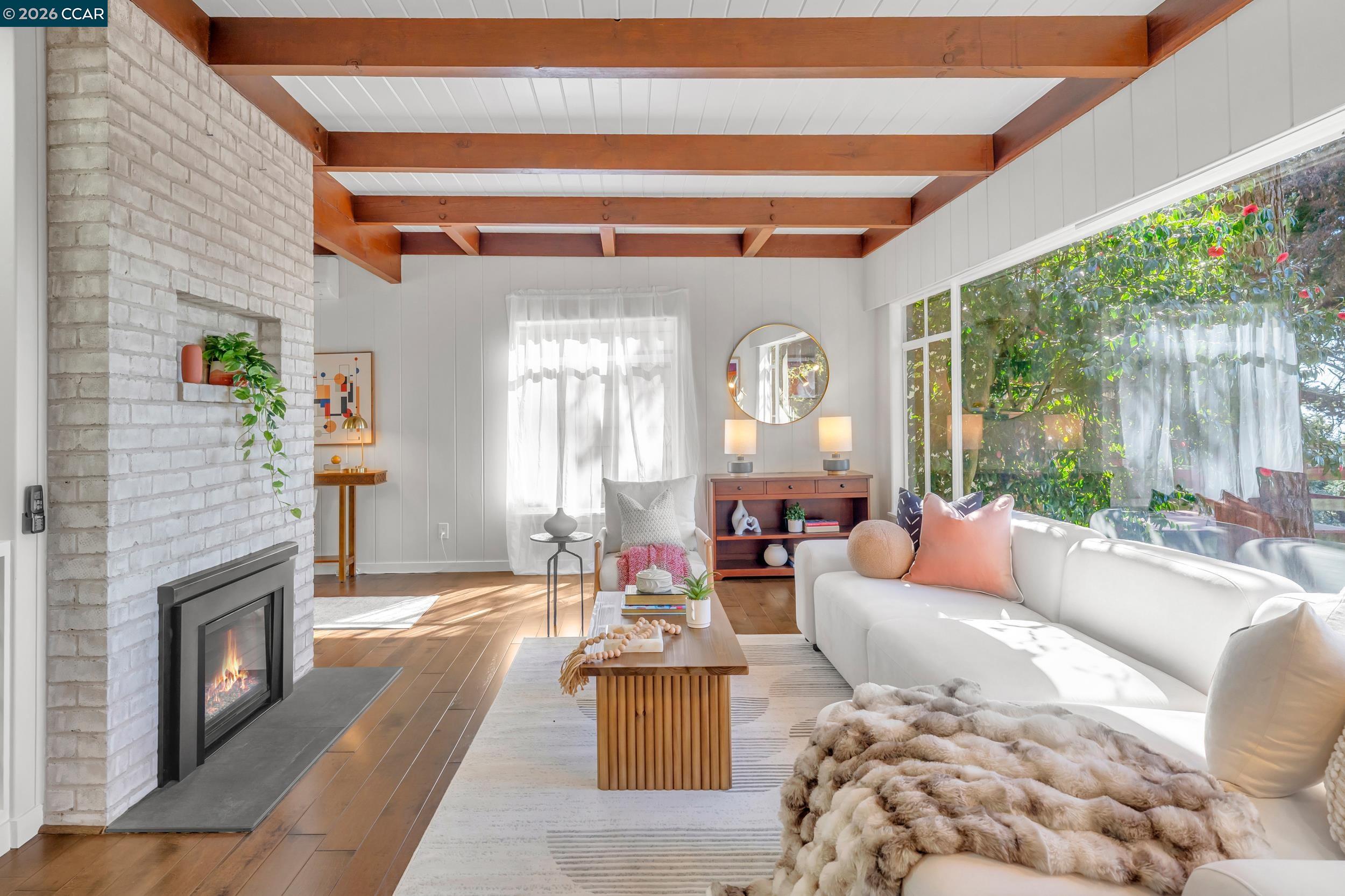 Detail Gallery Image 4 of 60 For 2633 Chelsea Dr, Oakland,  CA 94611 - 3 Beds | 2/1 Baths