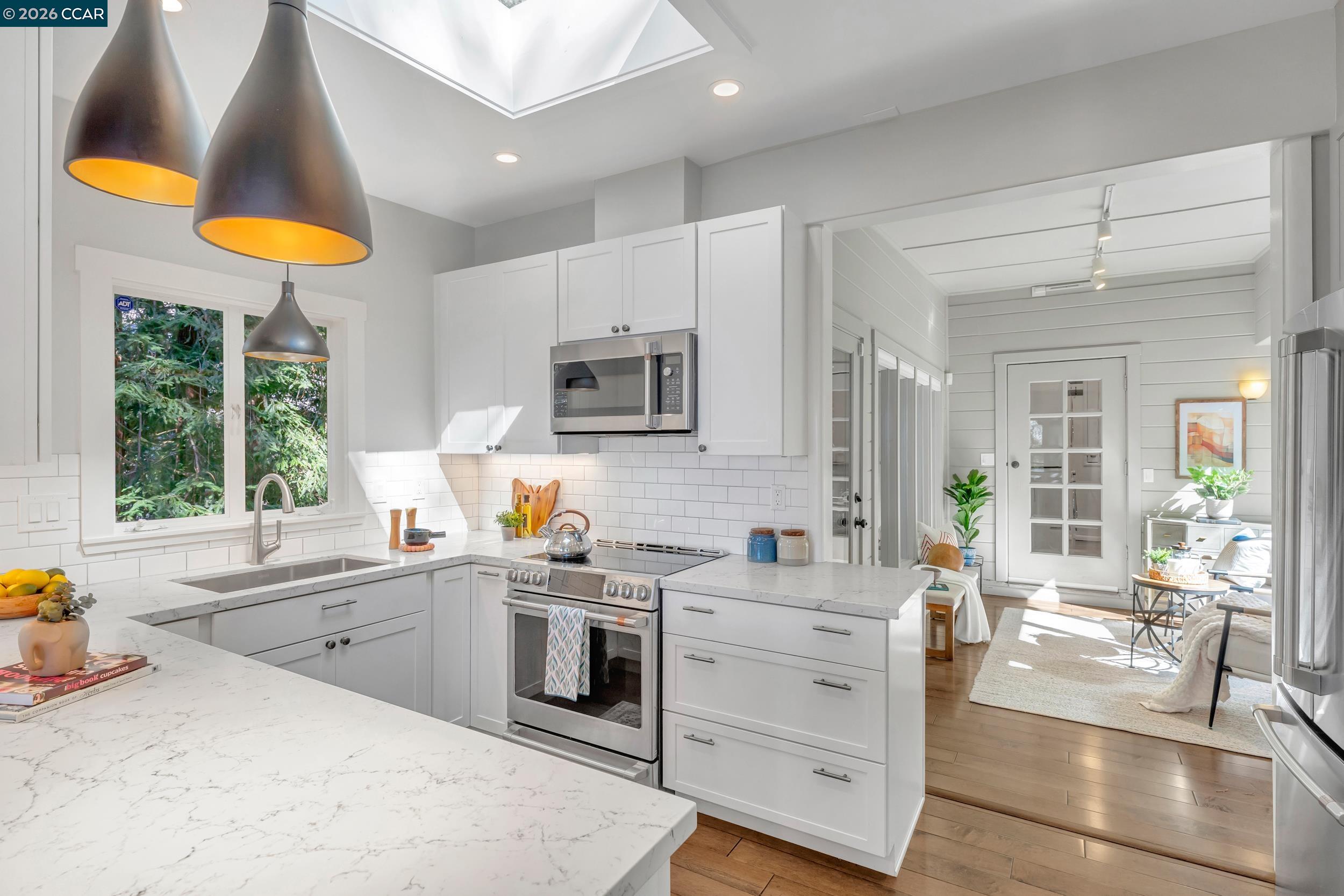 Detail Gallery Image 5 of 60 For 2633 Chelsea Dr, Oakland,  CA 94611 - 3 Beds | 2/1 Baths