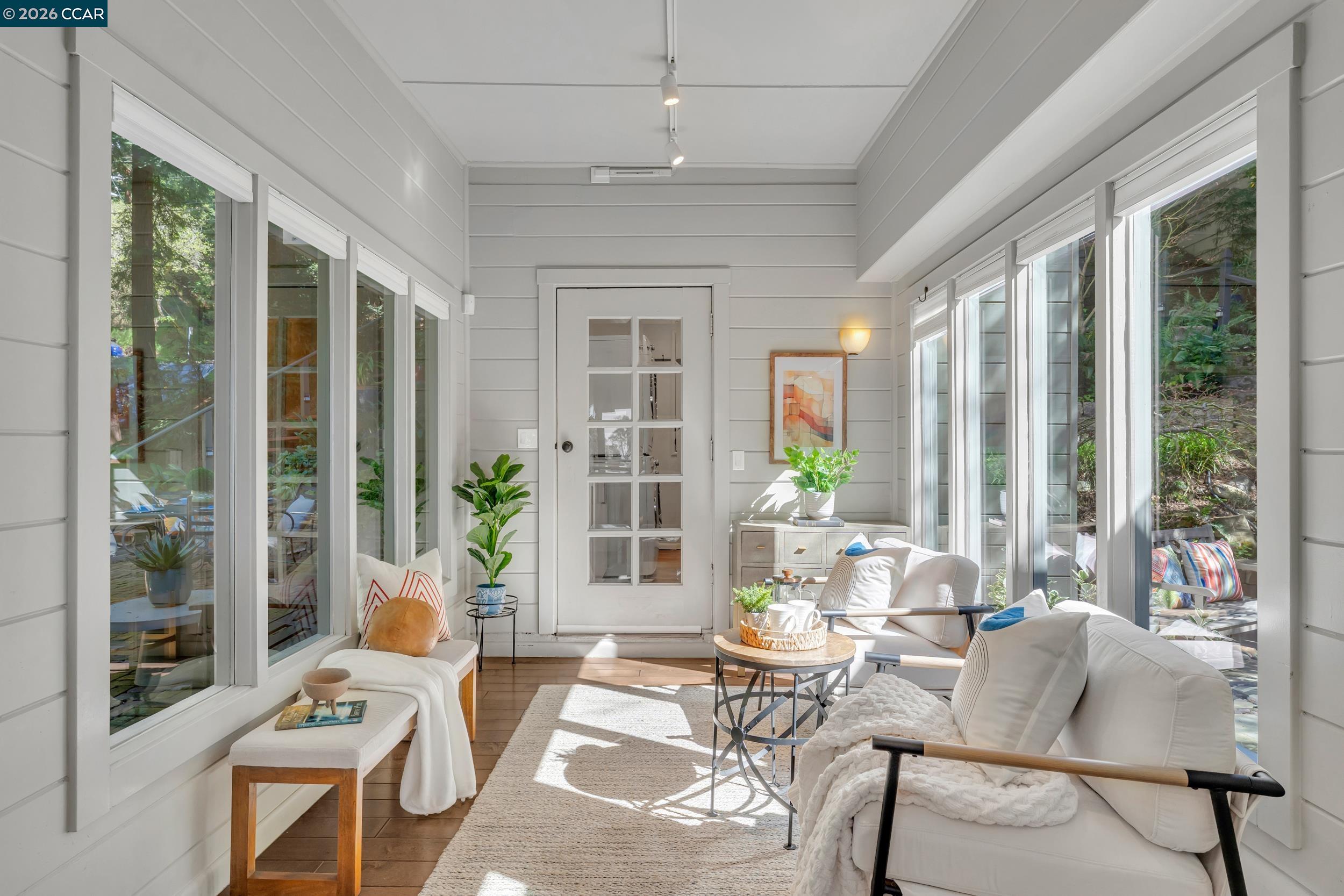 Detail Gallery Image 7 of 60 For 2633 Chelsea Dr, Oakland,  CA 94611 - 3 Beds | 2/1 Baths