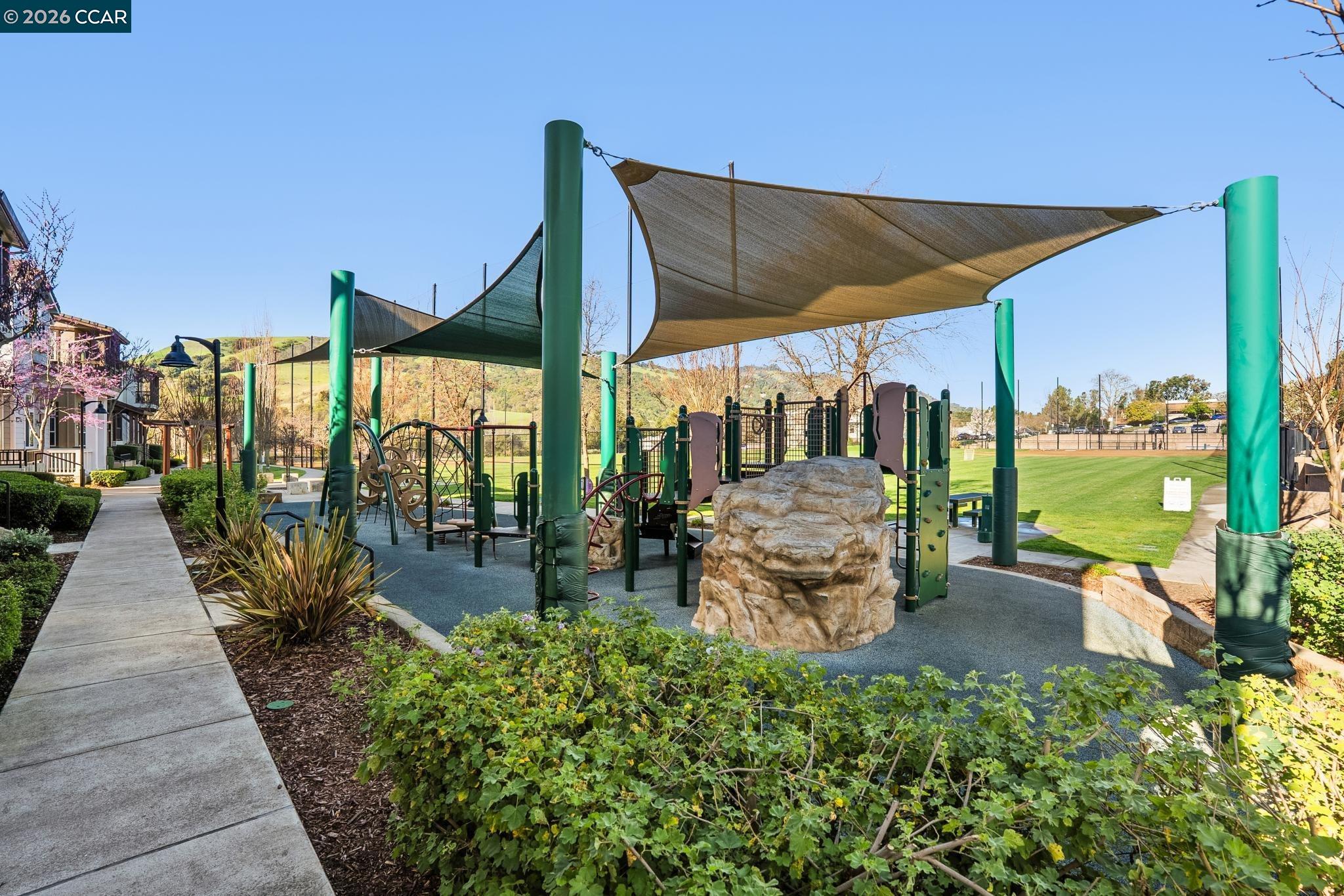 Detail Gallery Image 31 of 34 For 15 Hazel Tree Ridge, Orinda,  CA 94563 - 3 Beds | 2/1 Baths