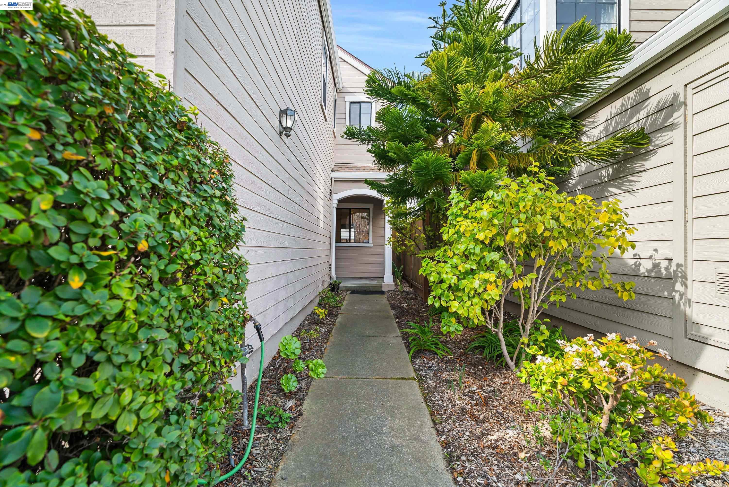 Detail Gallery Image 22 of 24 For 35 Leonard Ct, Alameda,  CA 94502 - 2 Beds | 2/1 Baths